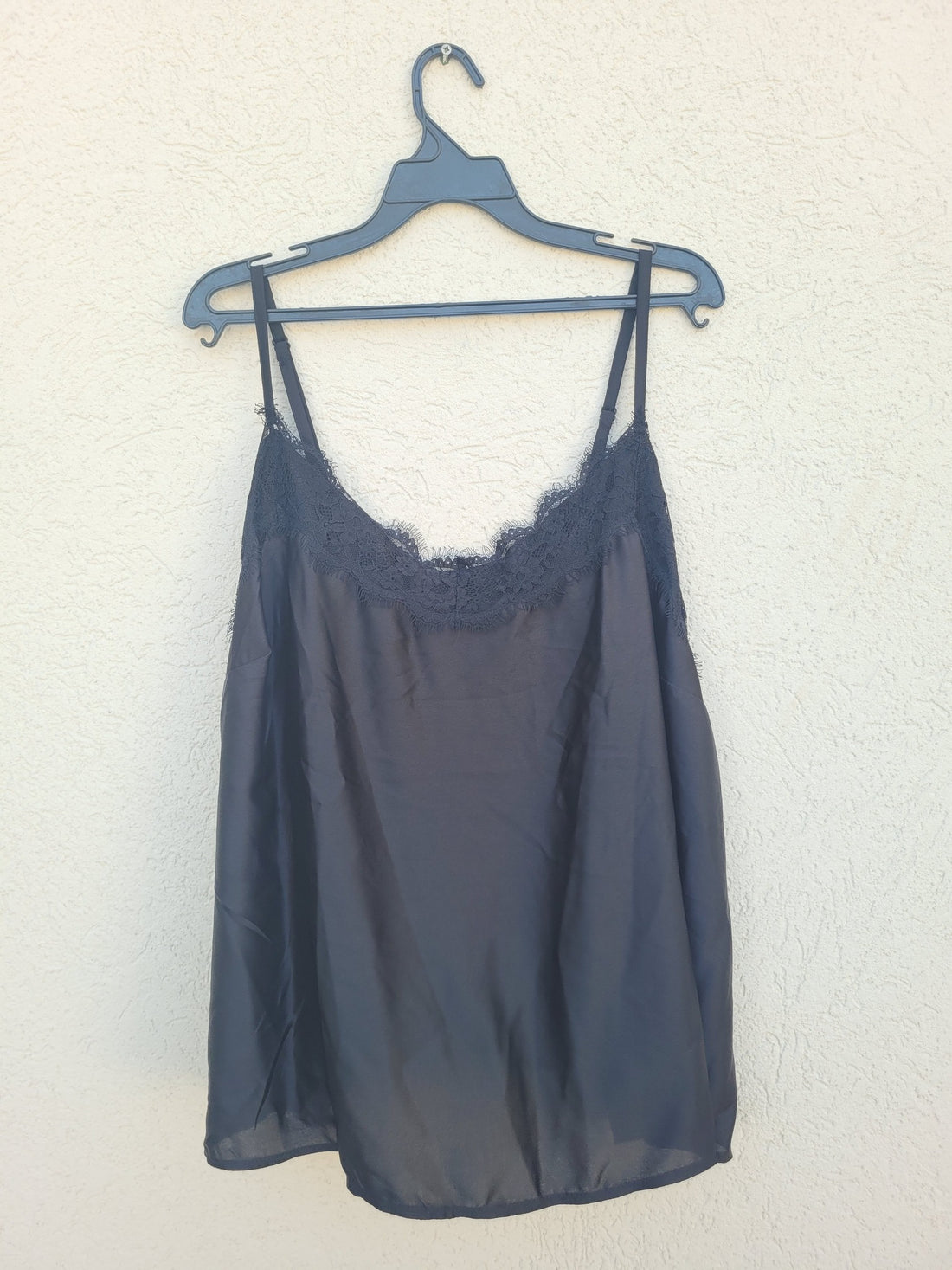 גופייה שחורה עם תחרה