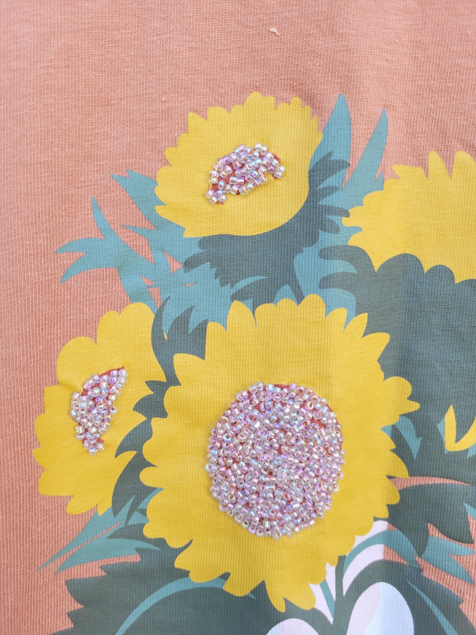 טי שירט חמניות עם חרוזים