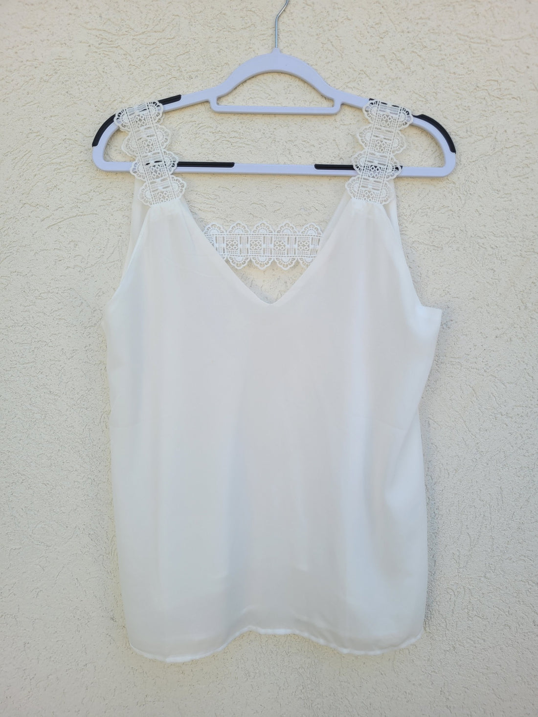 גופייה לבנה בשילוב תחרה