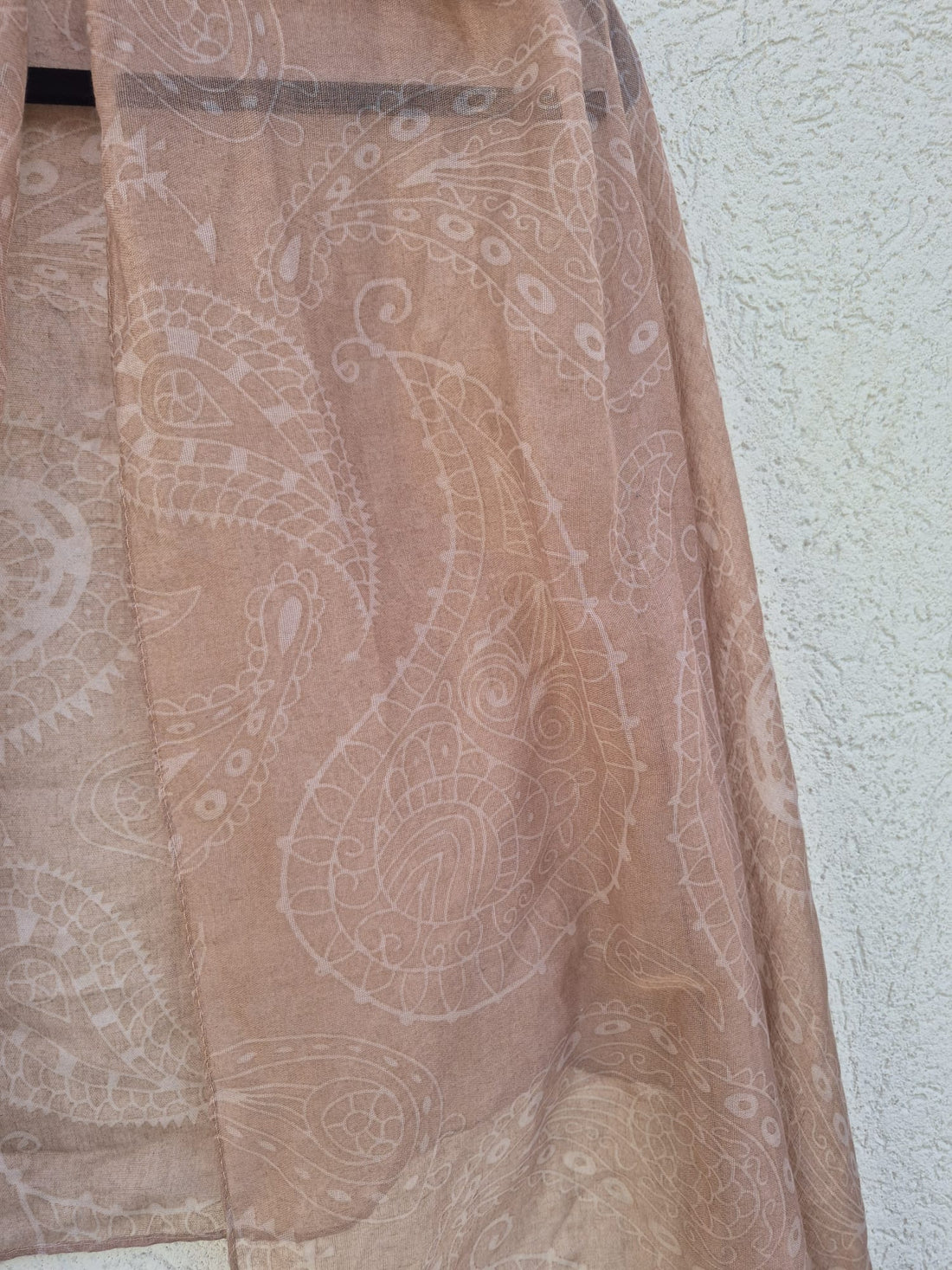 צעיף עדין עם דוגמא לבנה עדינה