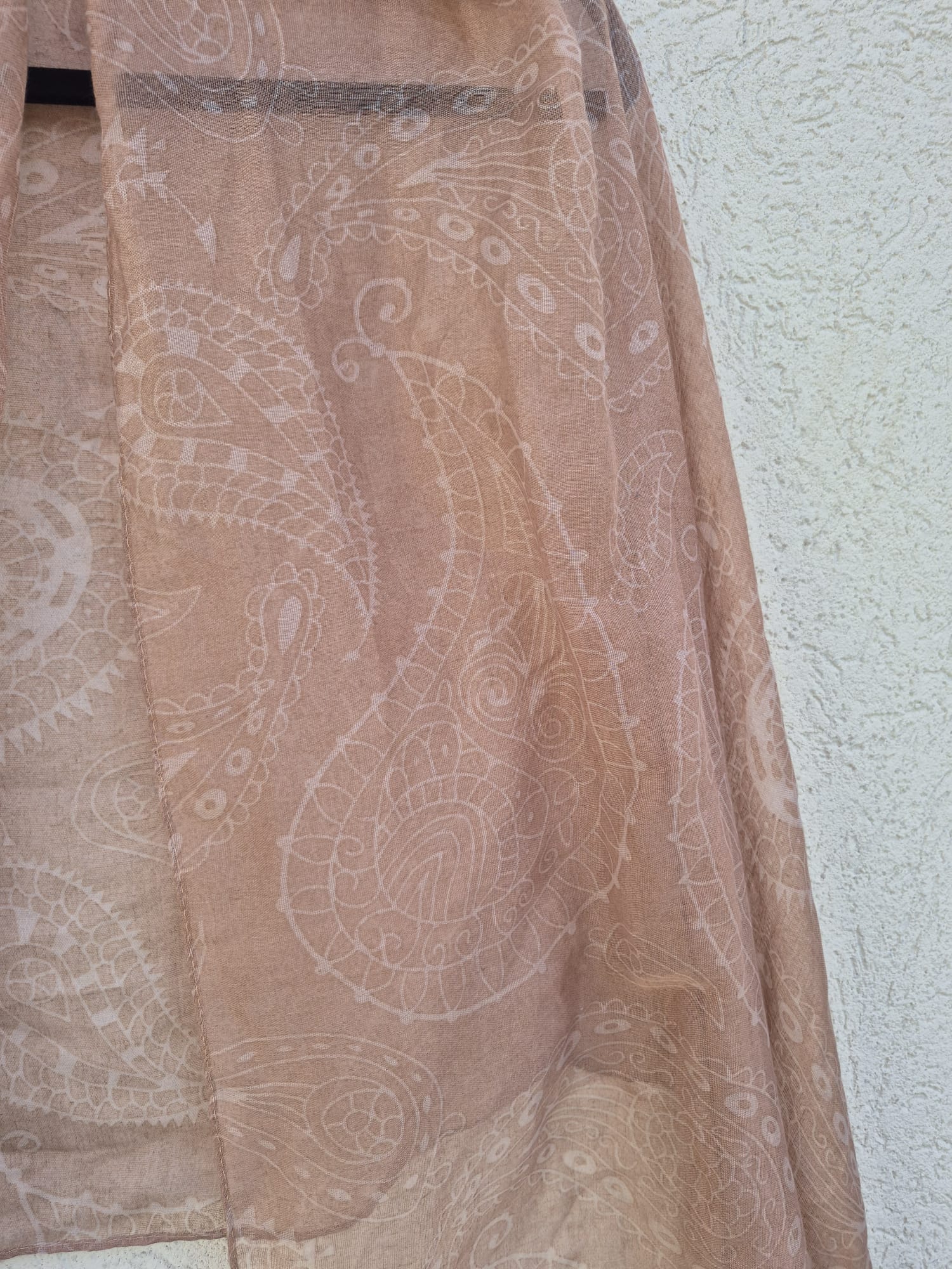 צעיף עדין עם דוגמא לבנה עדינה