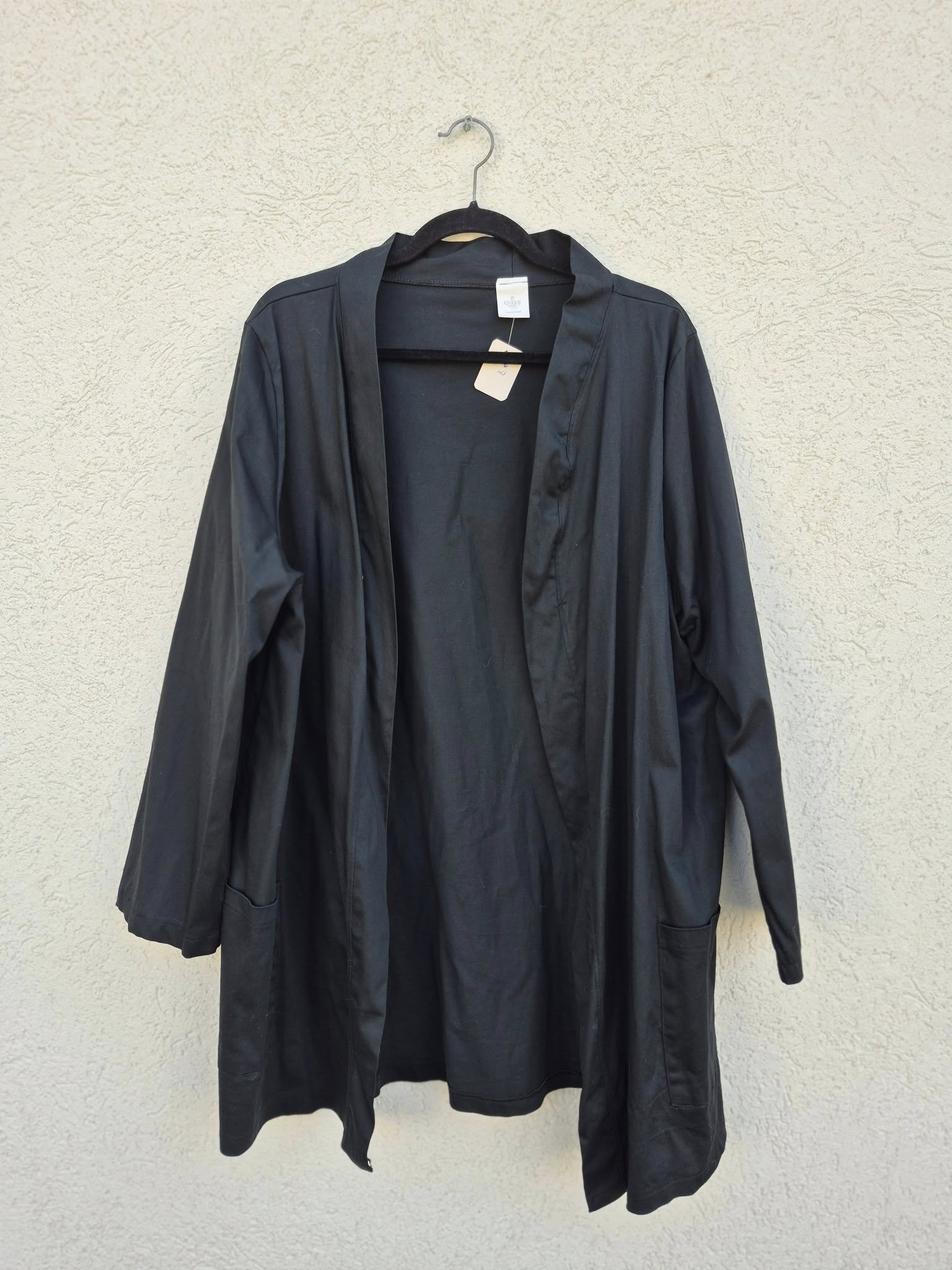 עליונית שחורה פתוחה עם כיסים