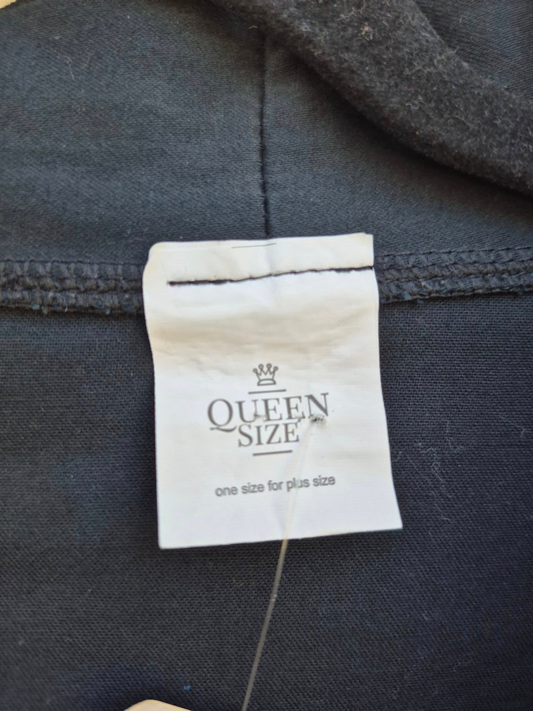 עליונית שחורה פתוחה עם כיסים