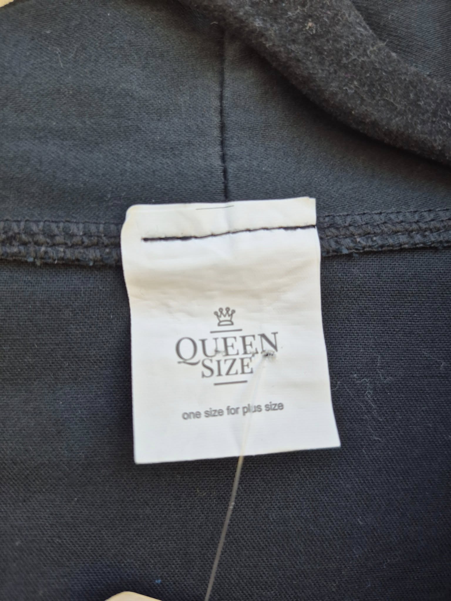 עליונית שחורה פתוחה עם כיסים