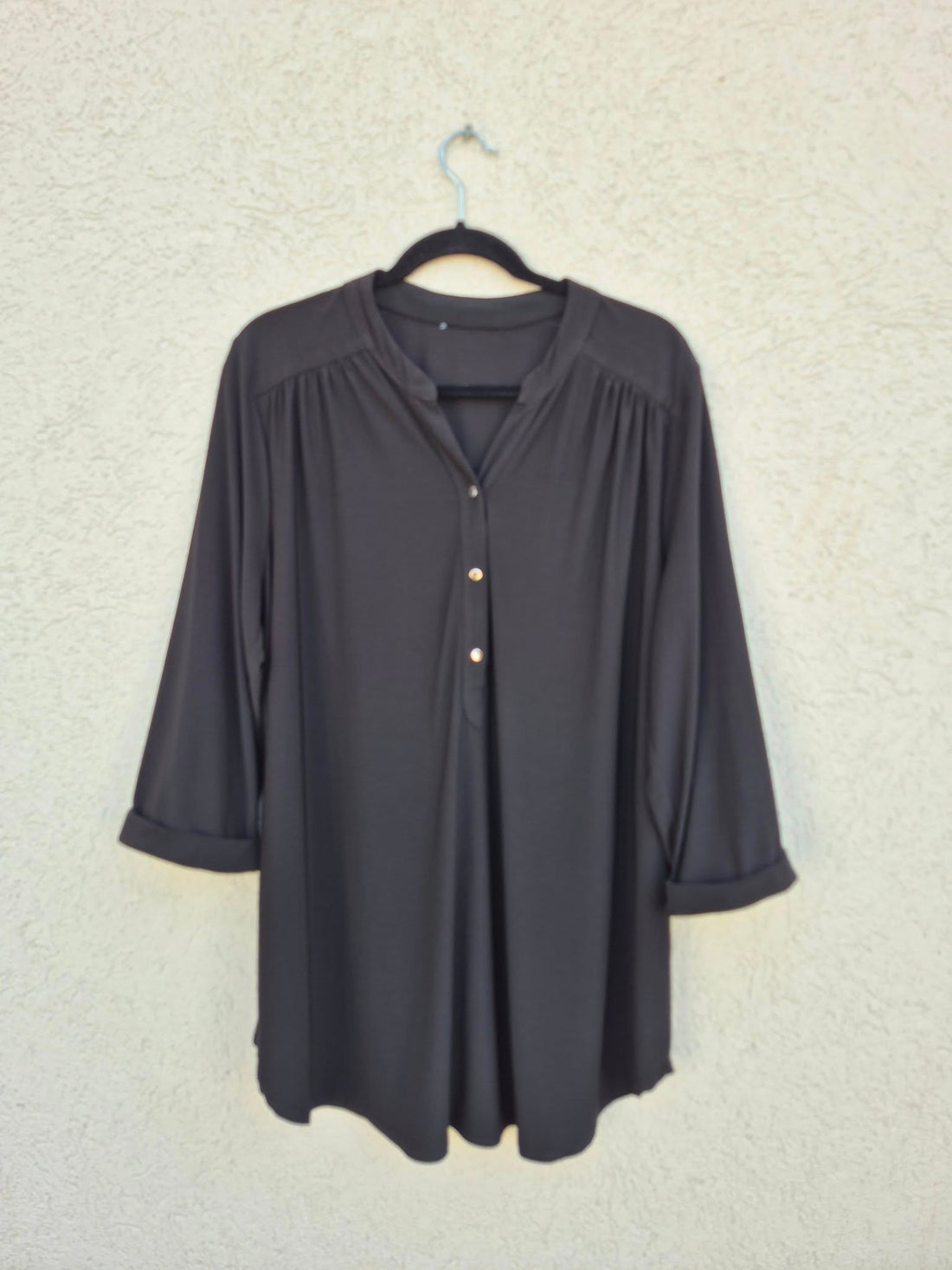 חולצה שחורה עם 3 כפתורים