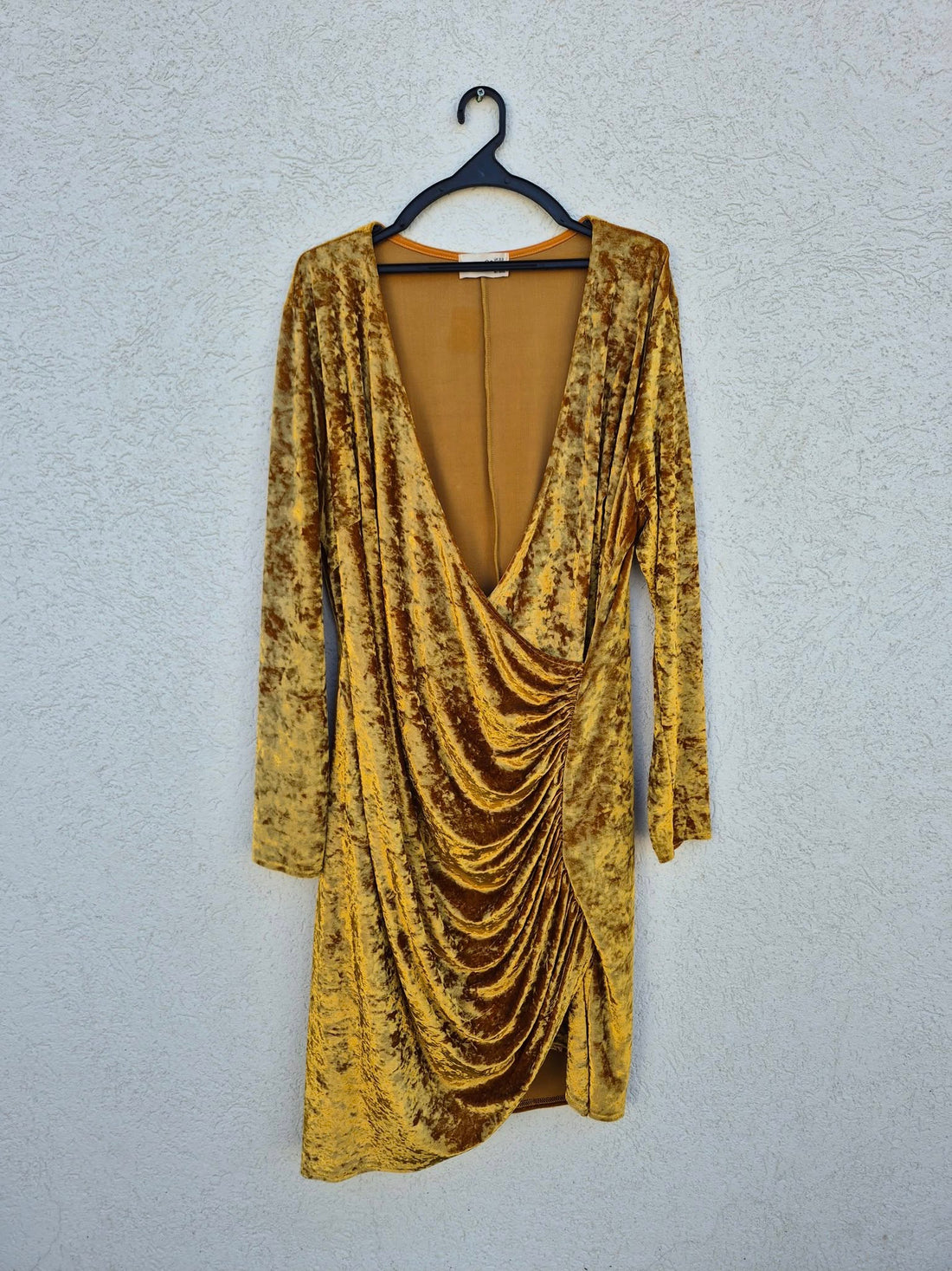 שמלת קטיפה צמודה בצבע זהב