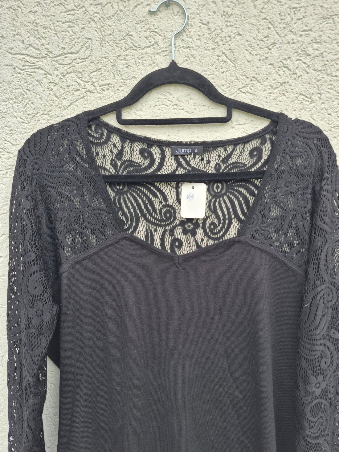 סריג שחור עם שרוולי תחרה