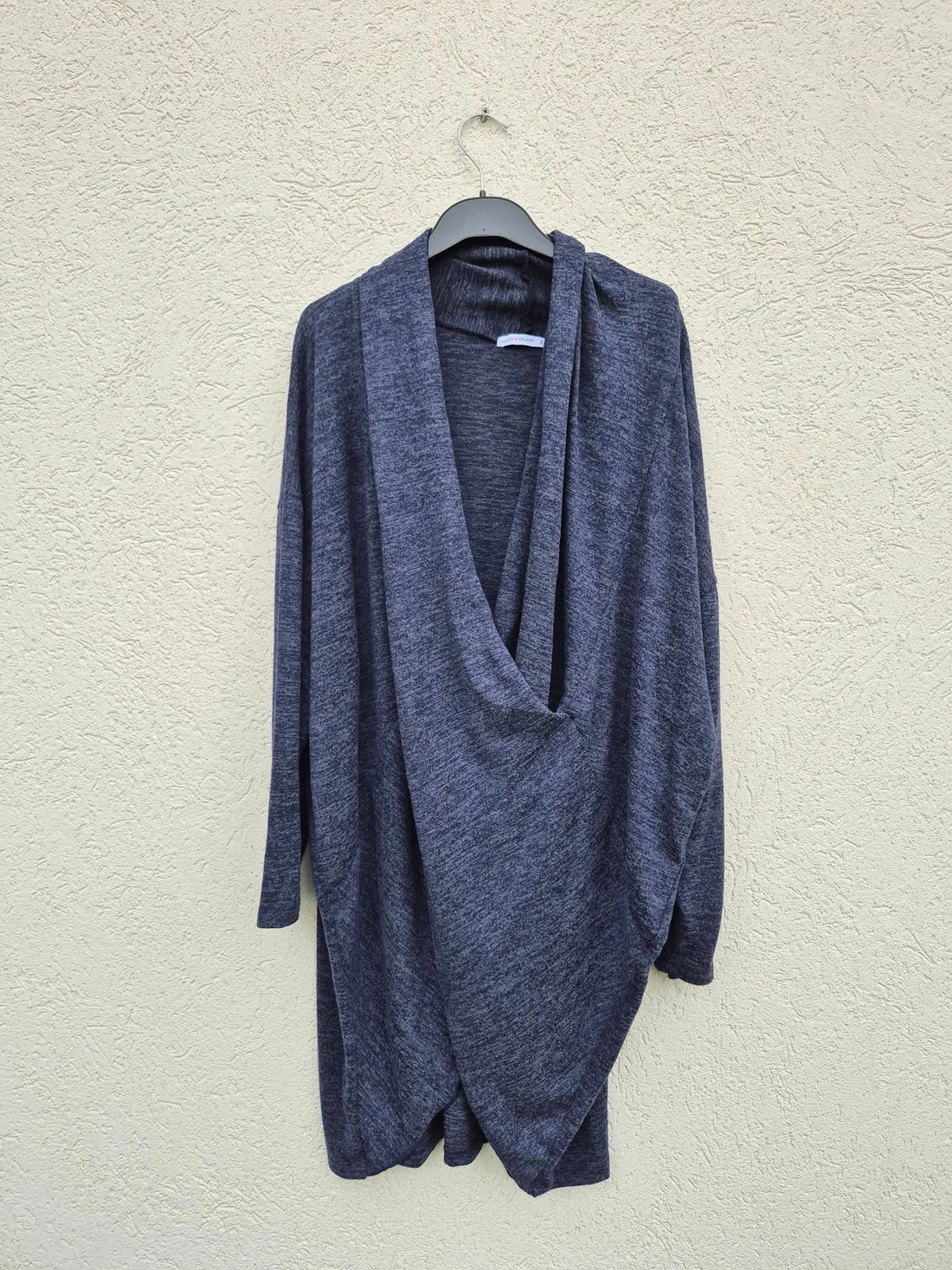 טוניקת סריג כחולה עם פתח גדול