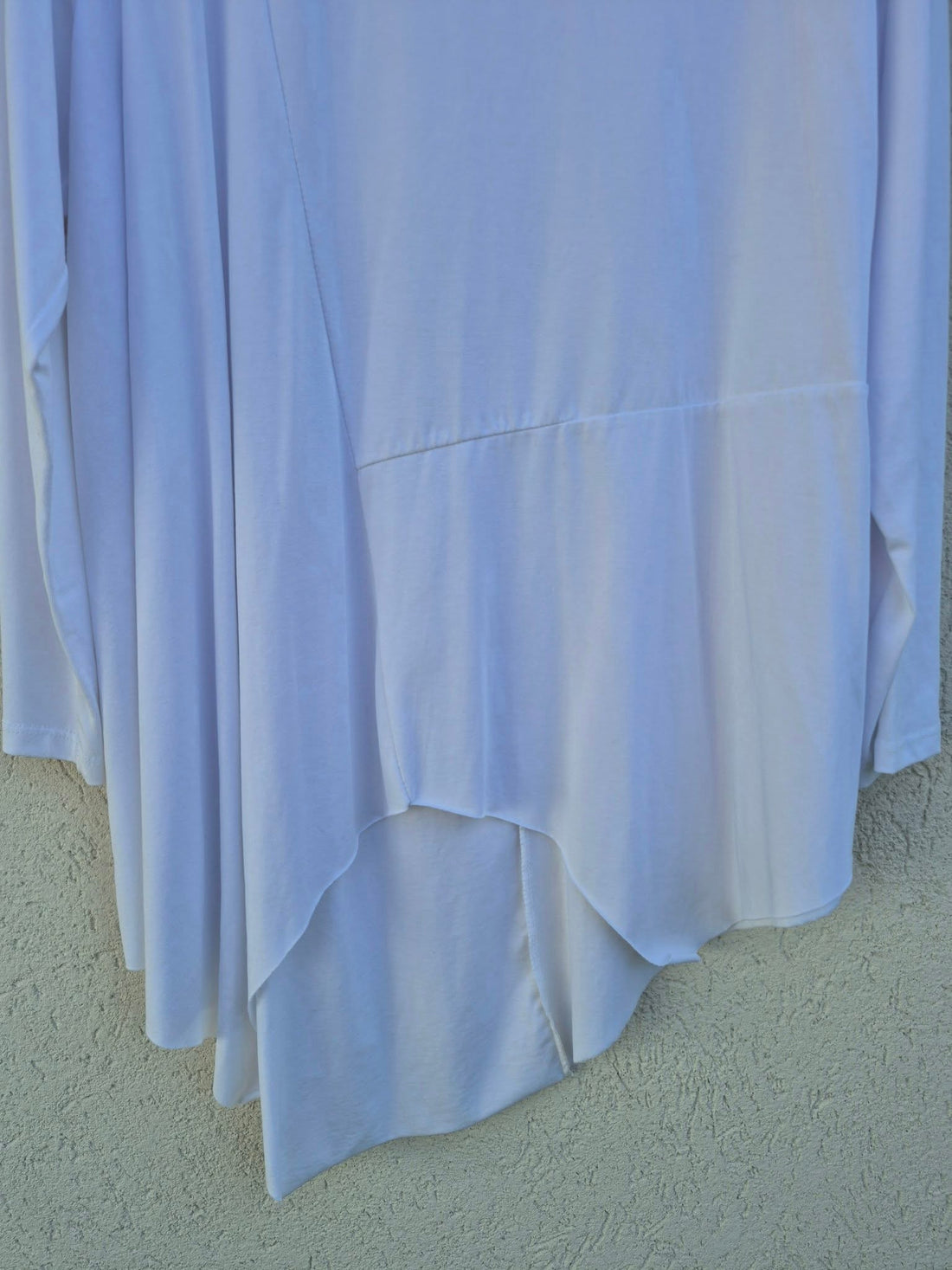 חולצה לבנה ארוכה אסימטרית