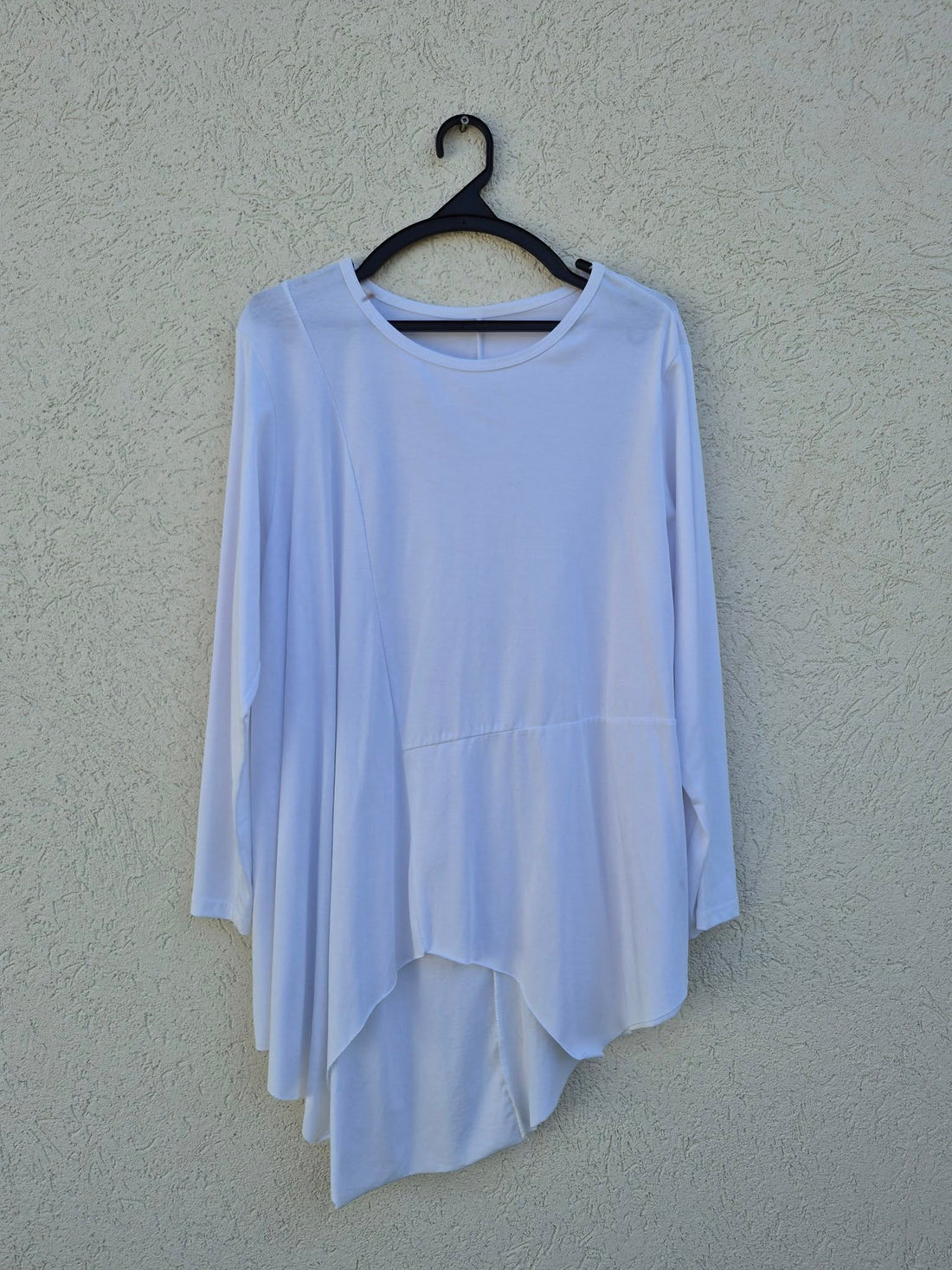 חולצה לבנה ארוכה אסימטרית