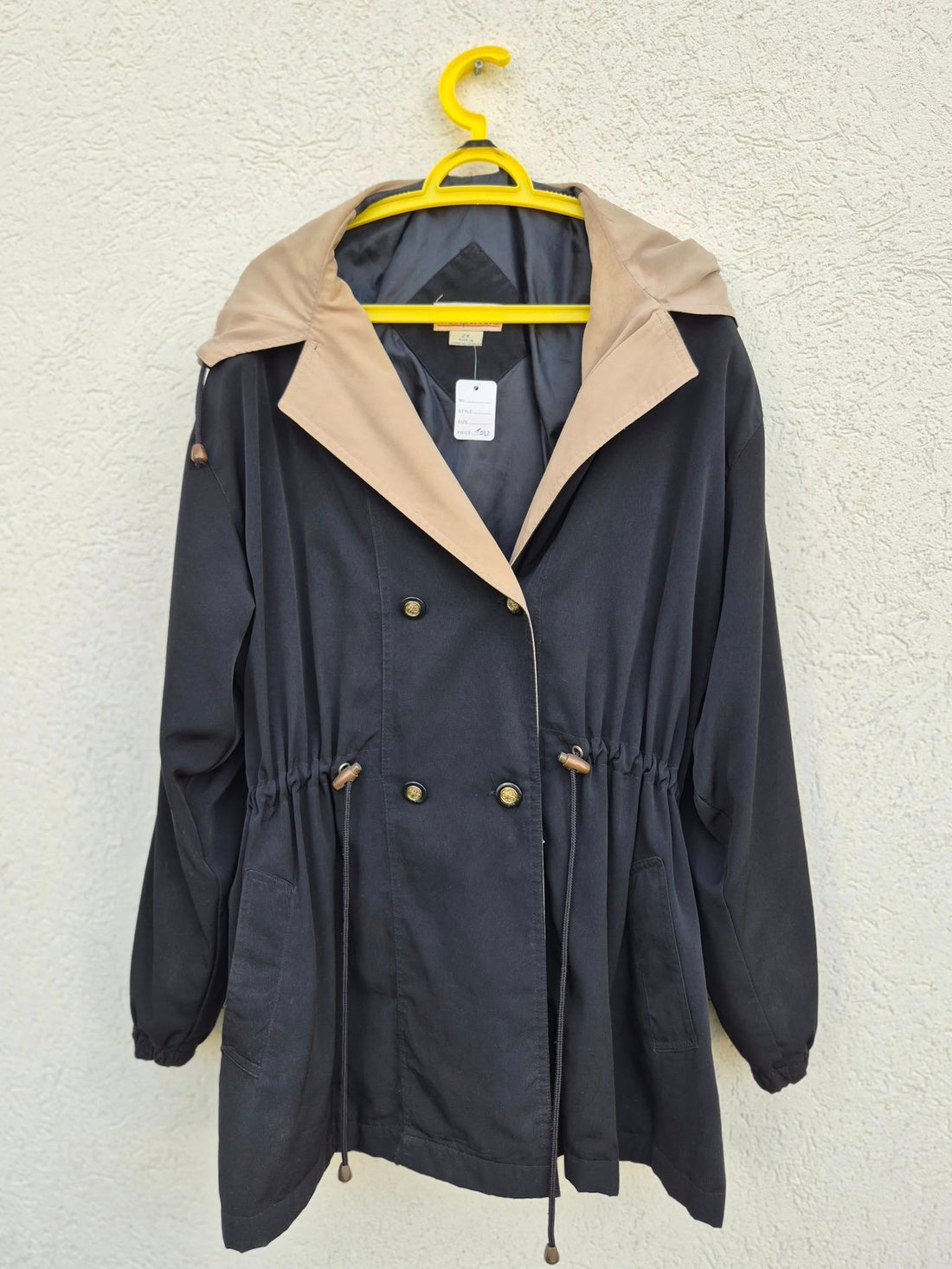 מעיל דק שחור עם בטנה בהירה