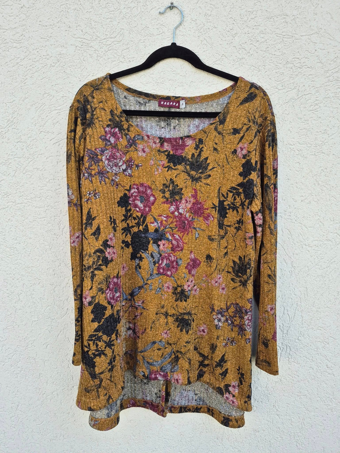 סריג פרחוני בצבע חרדל