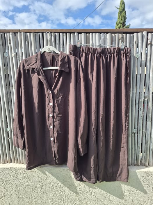 חליפת חולצה ומכנסיים חום שוקולד