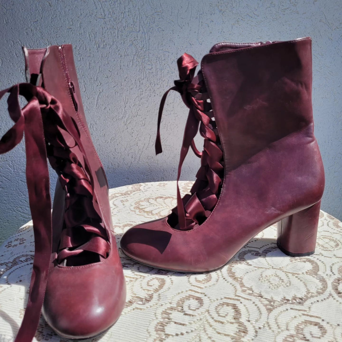 מגפיים בורדו עם שרוכי קשירה