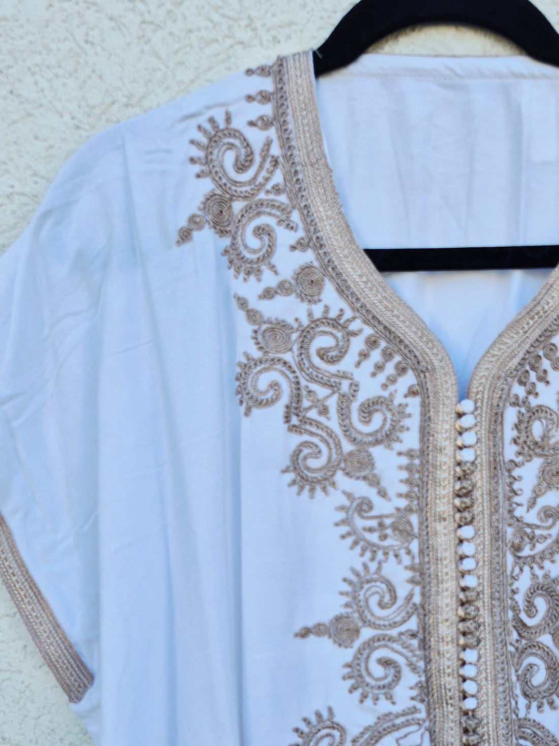 גלבייה לבנה עם רקמה מוזהבת