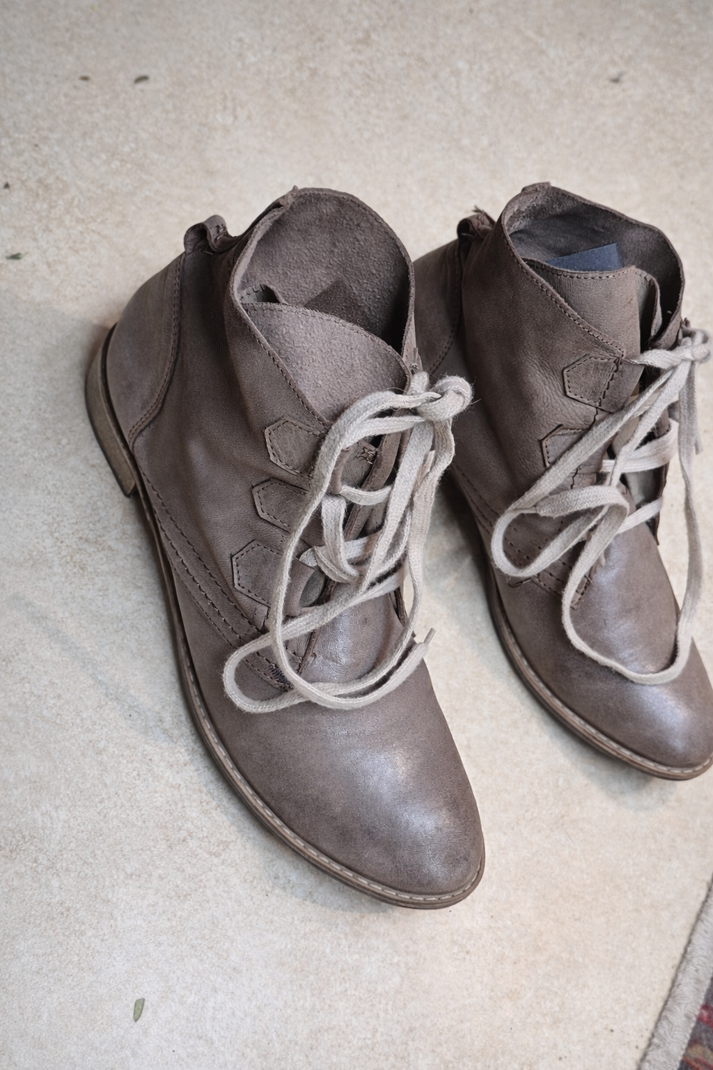 נעלי עור גבוהות עם שרוכים אפורות מידה 41