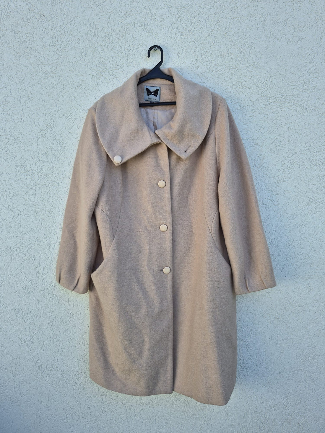 מעיל חורפי בהיר עם כפתורים גודלים