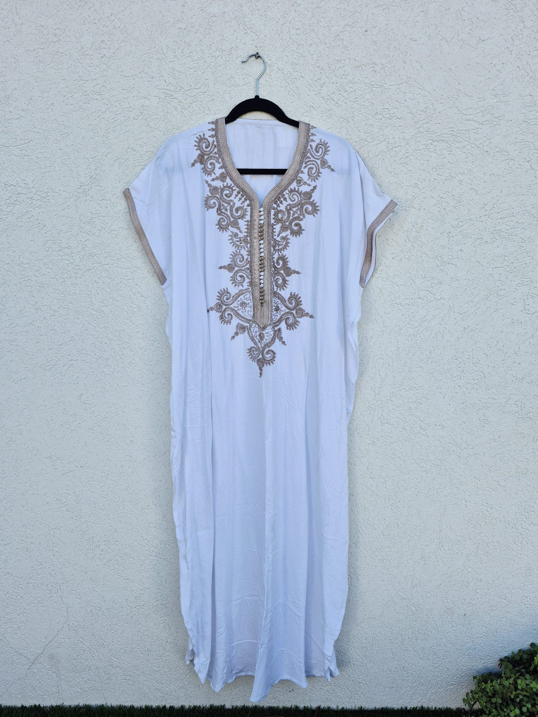 גלבייה לבנה עם רקמה מוזהבת