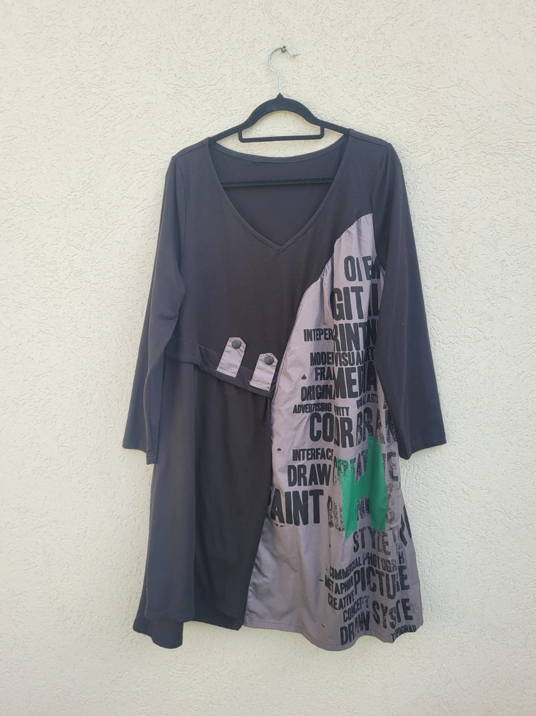 שמלה בהדפס עיתון