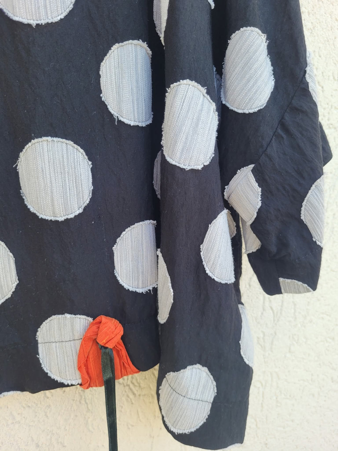 טופ שחור עם עיגולים לבנים