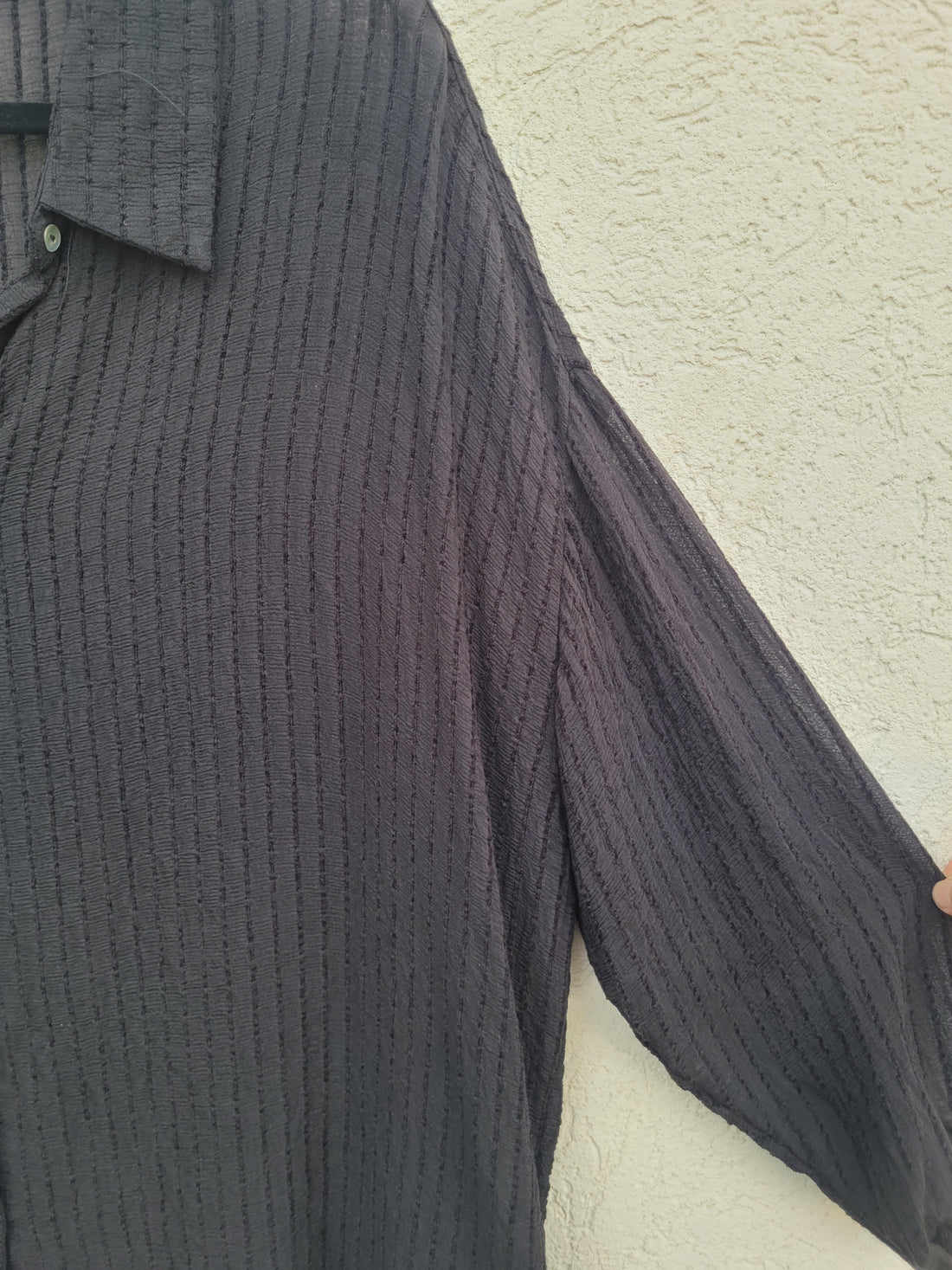 חולצה שחורה מכופתרת בשקיפות עדינה