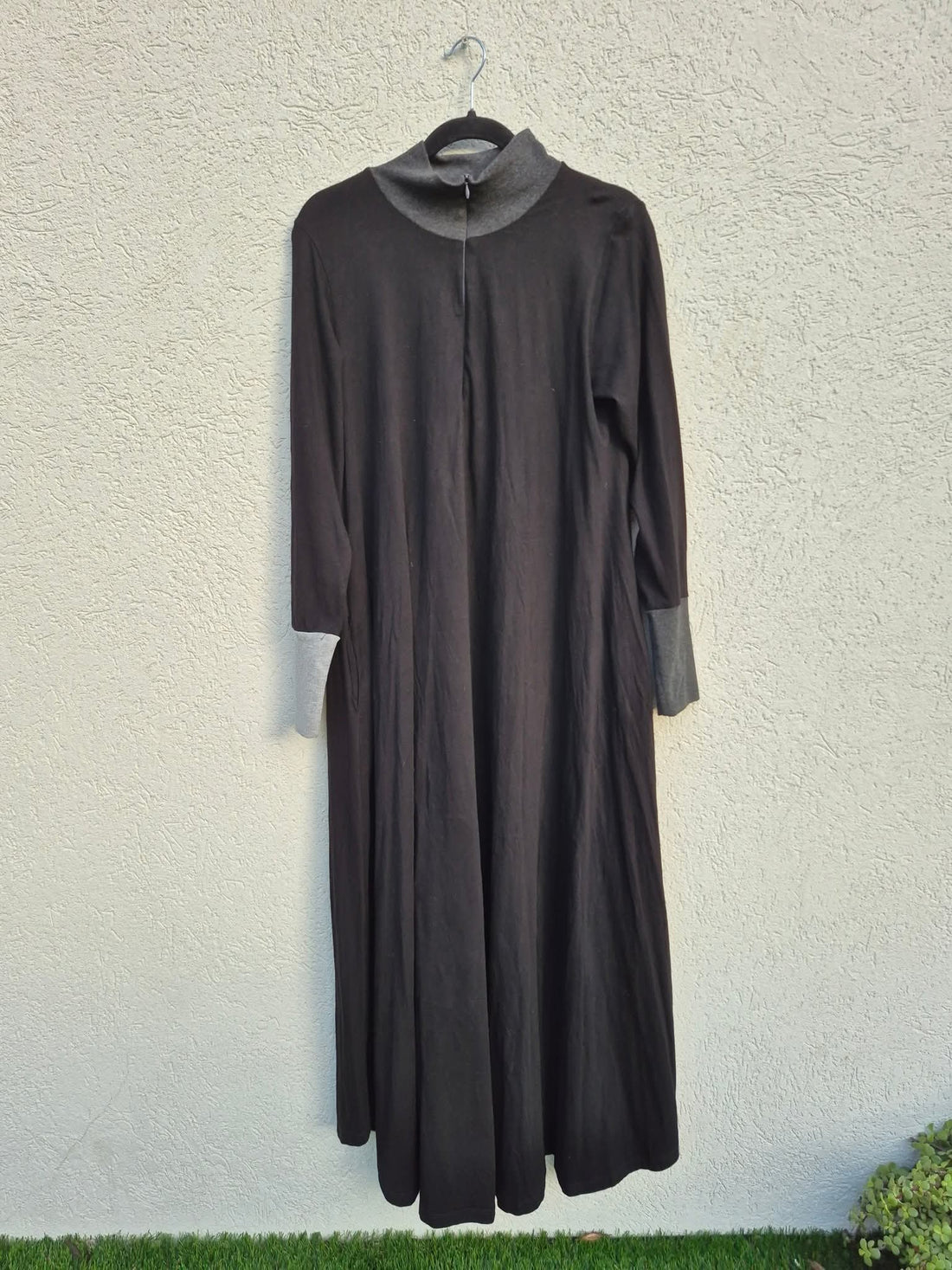 שמלת טריקו גולף מקסי בשחור ואפור