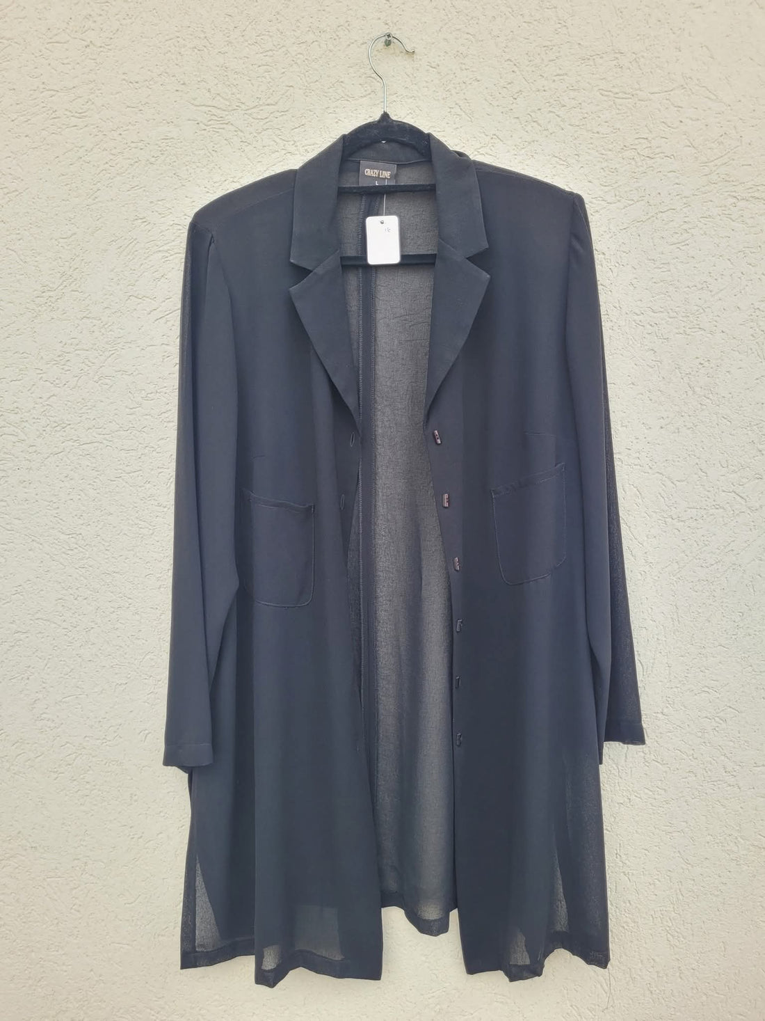 עליונית שקופה שחורה עם כפתורים