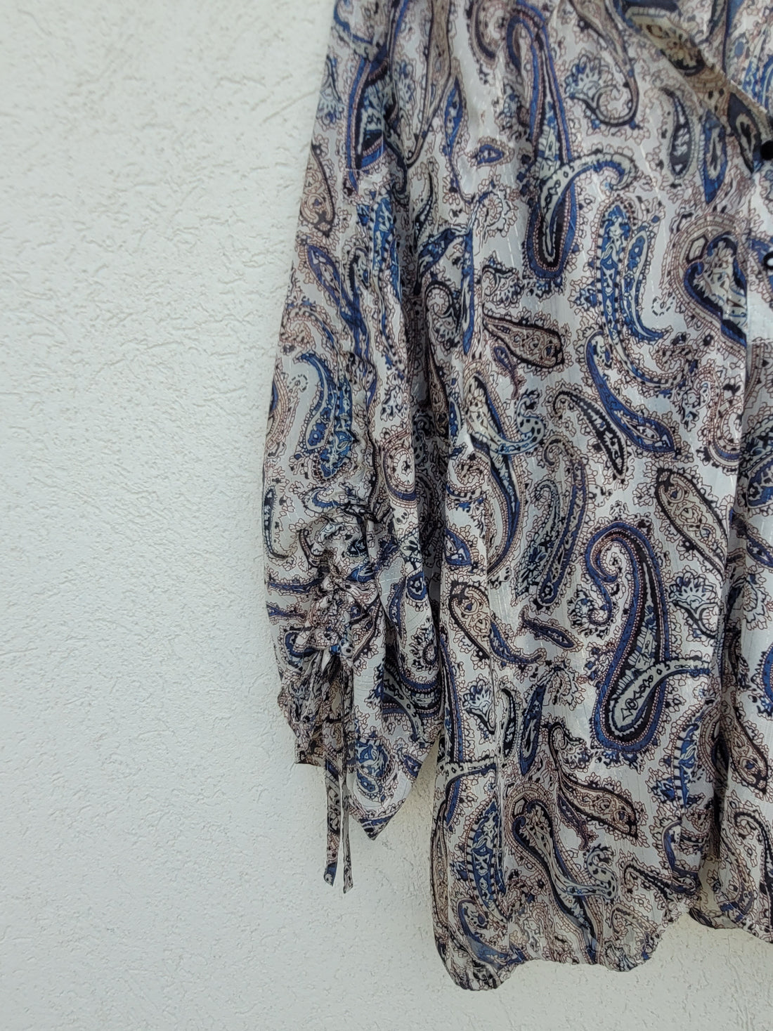 חולצה בהירה עם פסי זהב