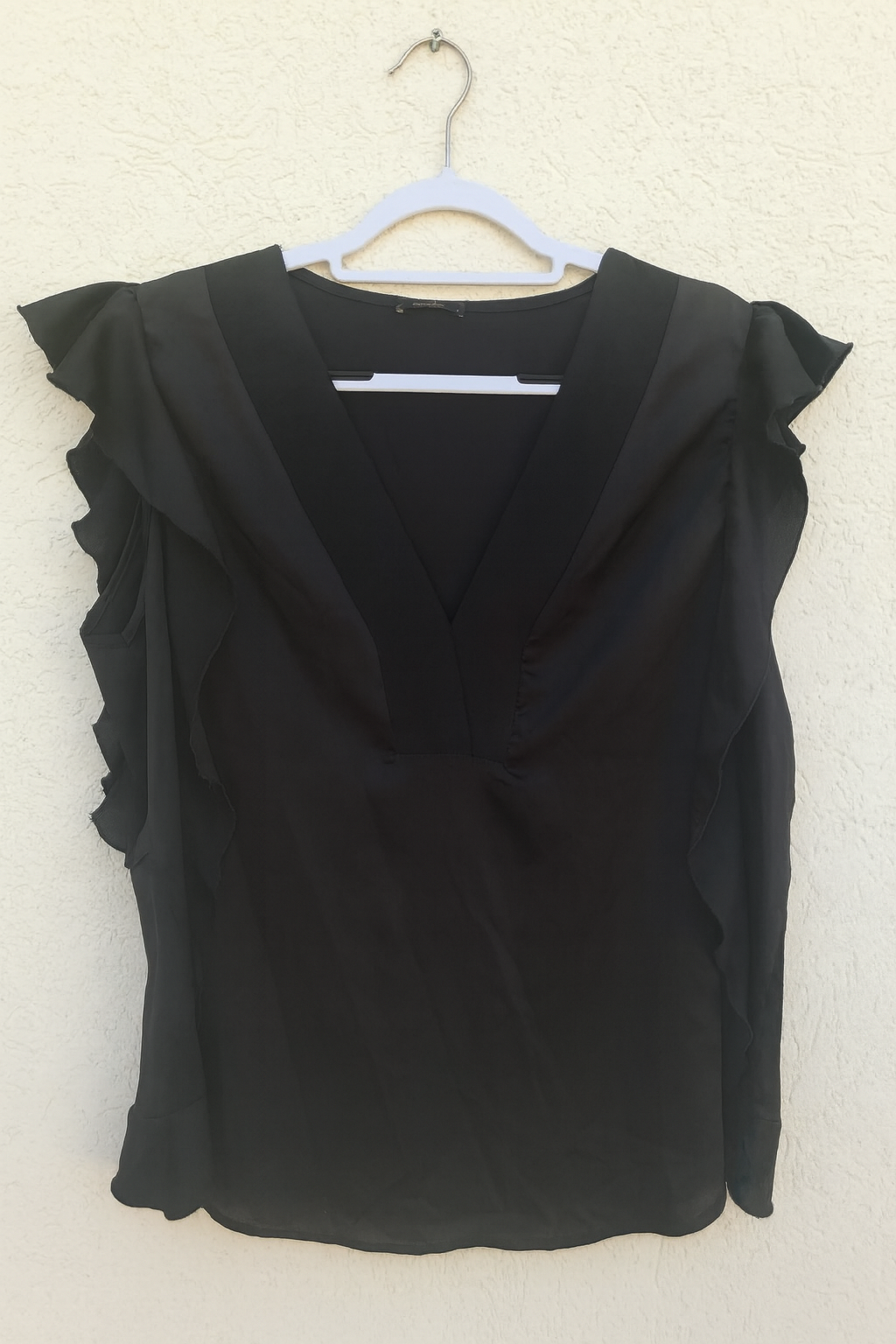 חולצה שחורה עם וולנים