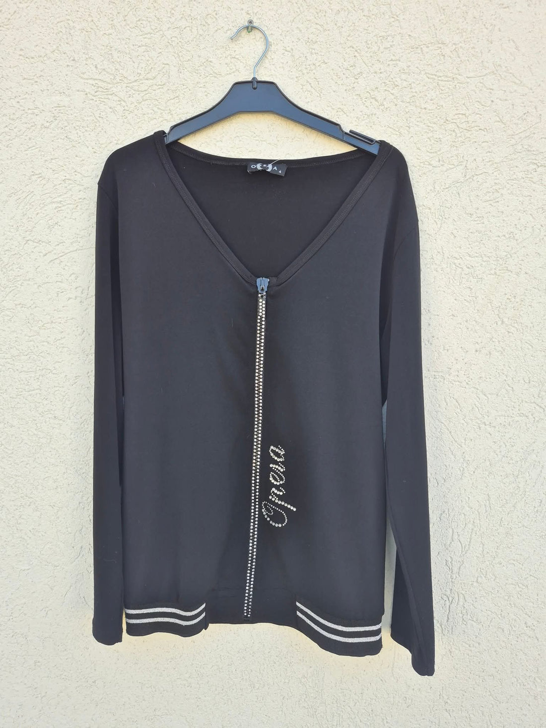 קרדיגן שחור עם רוכסן ויהלומים