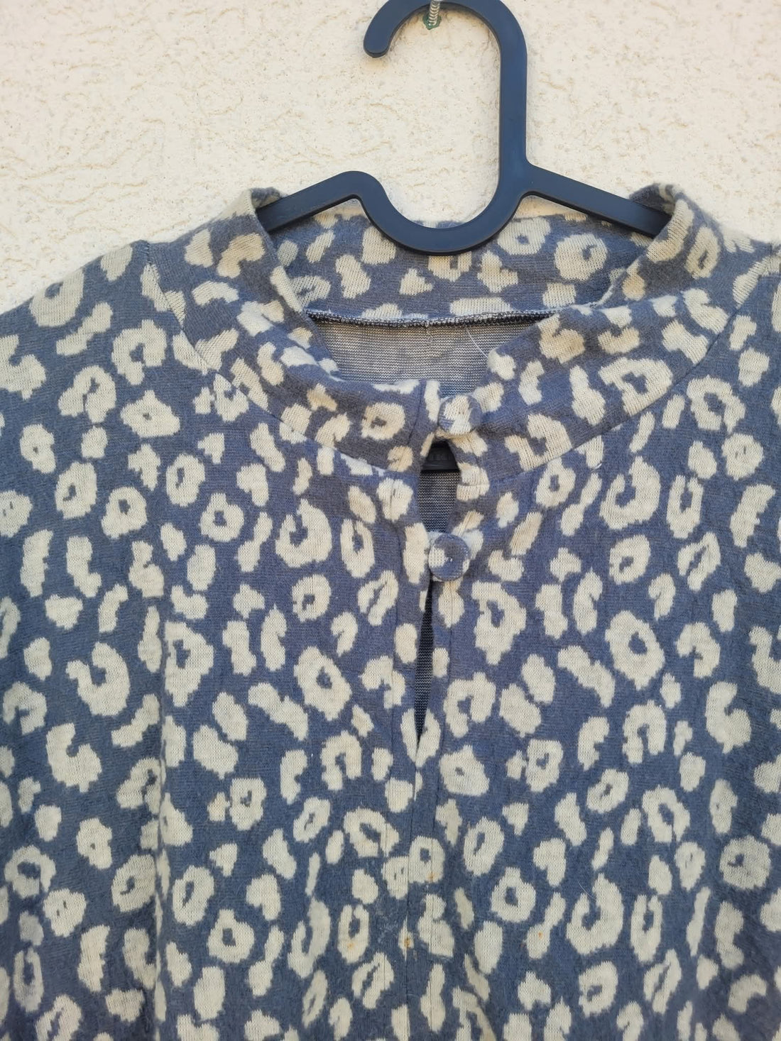 טוניקת סריג פרחונית באפור