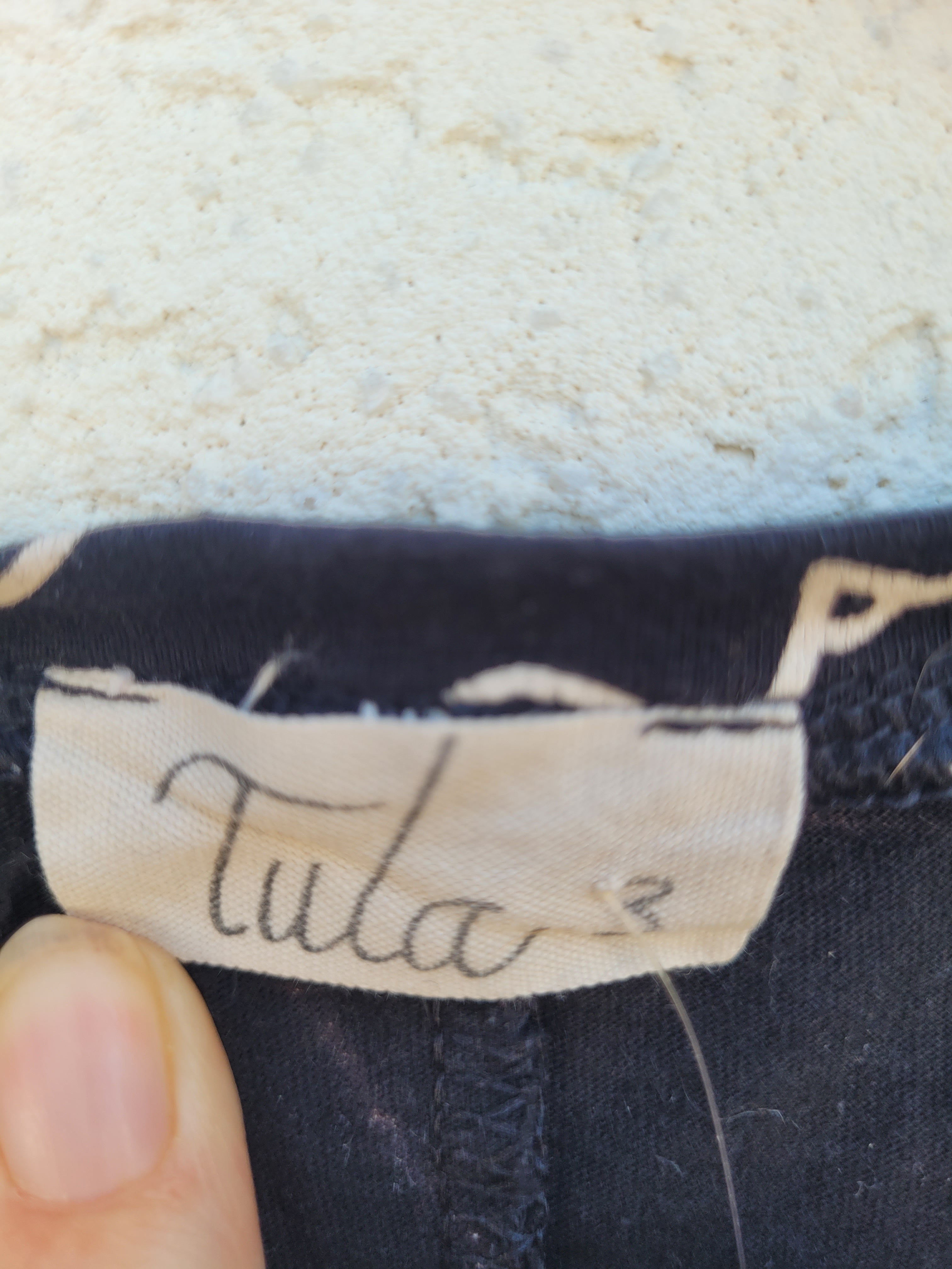 שמלה שחורה עם הדפסים לבנים