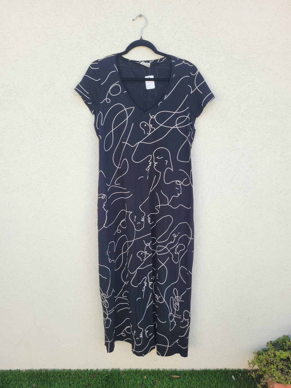 שמלה שחורה עם הדפסים לבנים