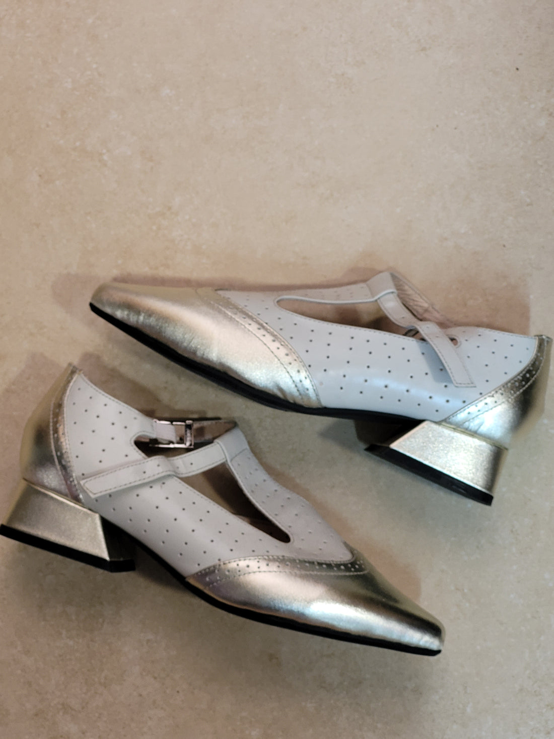 נעלי בובה לבן וכסף מידה 38