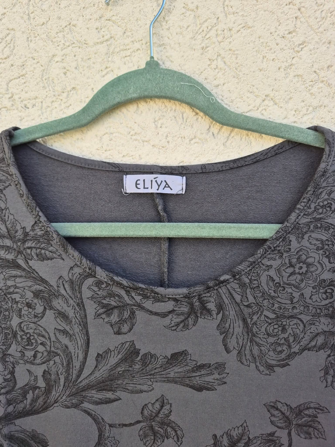 שמלה אפורה עם איורי פרחים