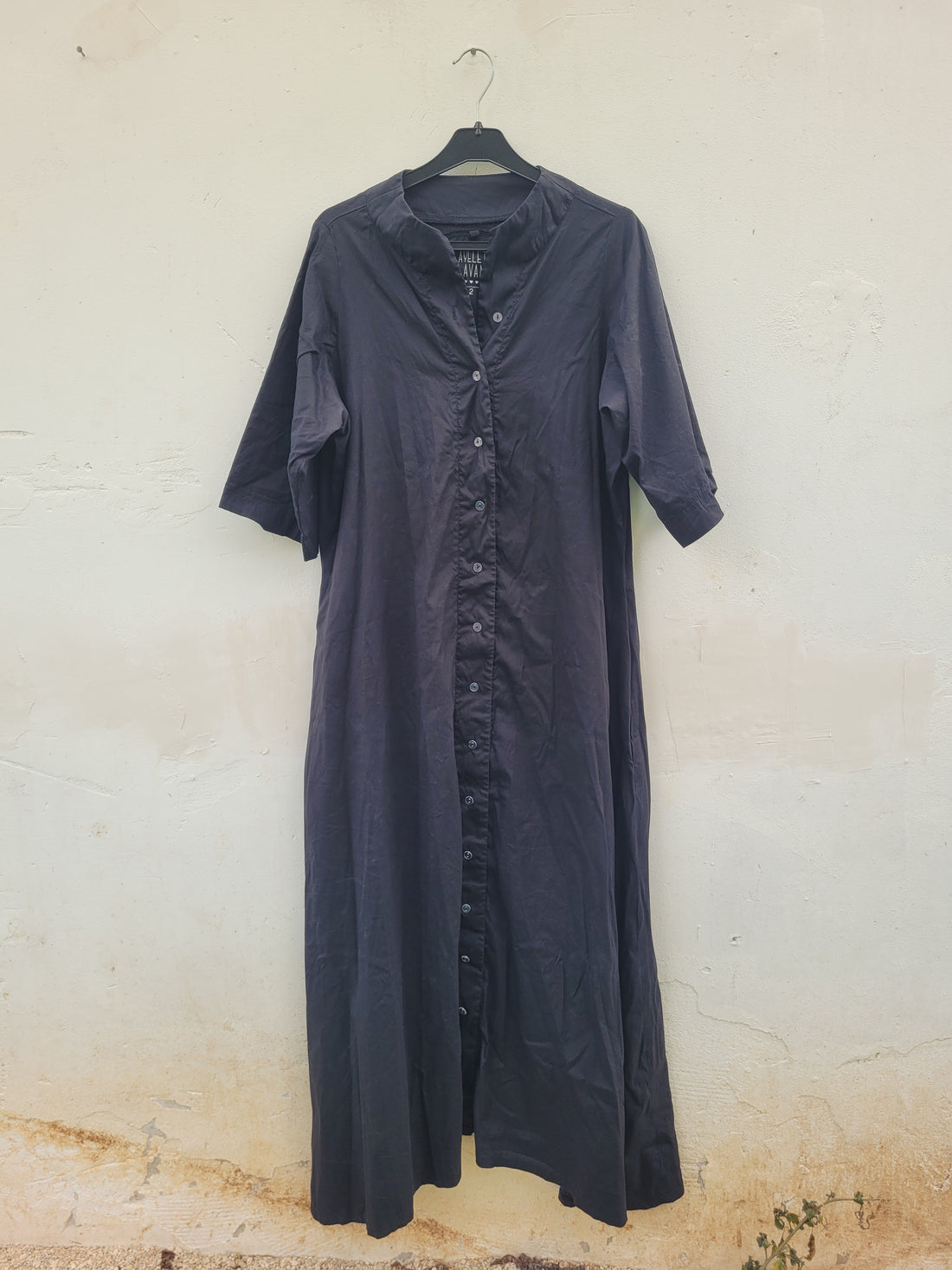 שמלה שחורה מכופתרת