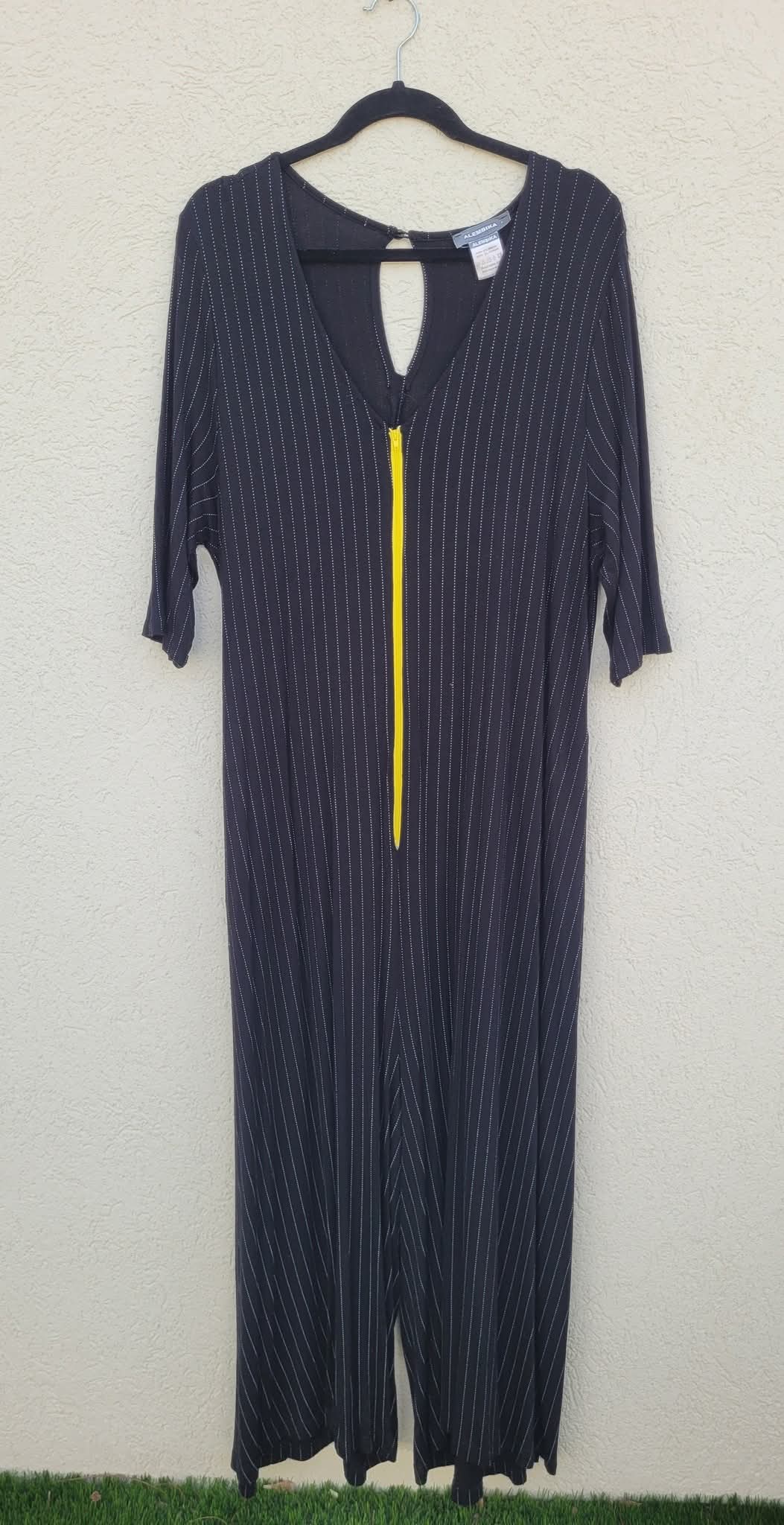 אוברול שחור עם פסים לבנים