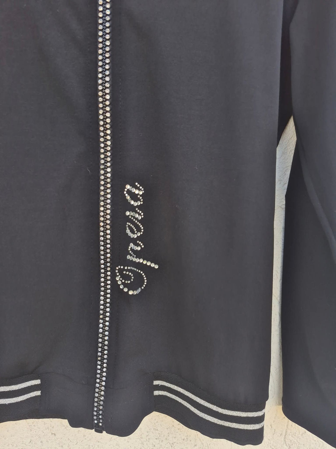 קרדיגן שחור עם רוכסן ויהלומים