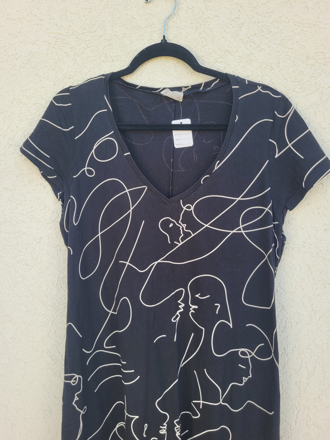 שמלה שחורה עם הדפסים לבנים