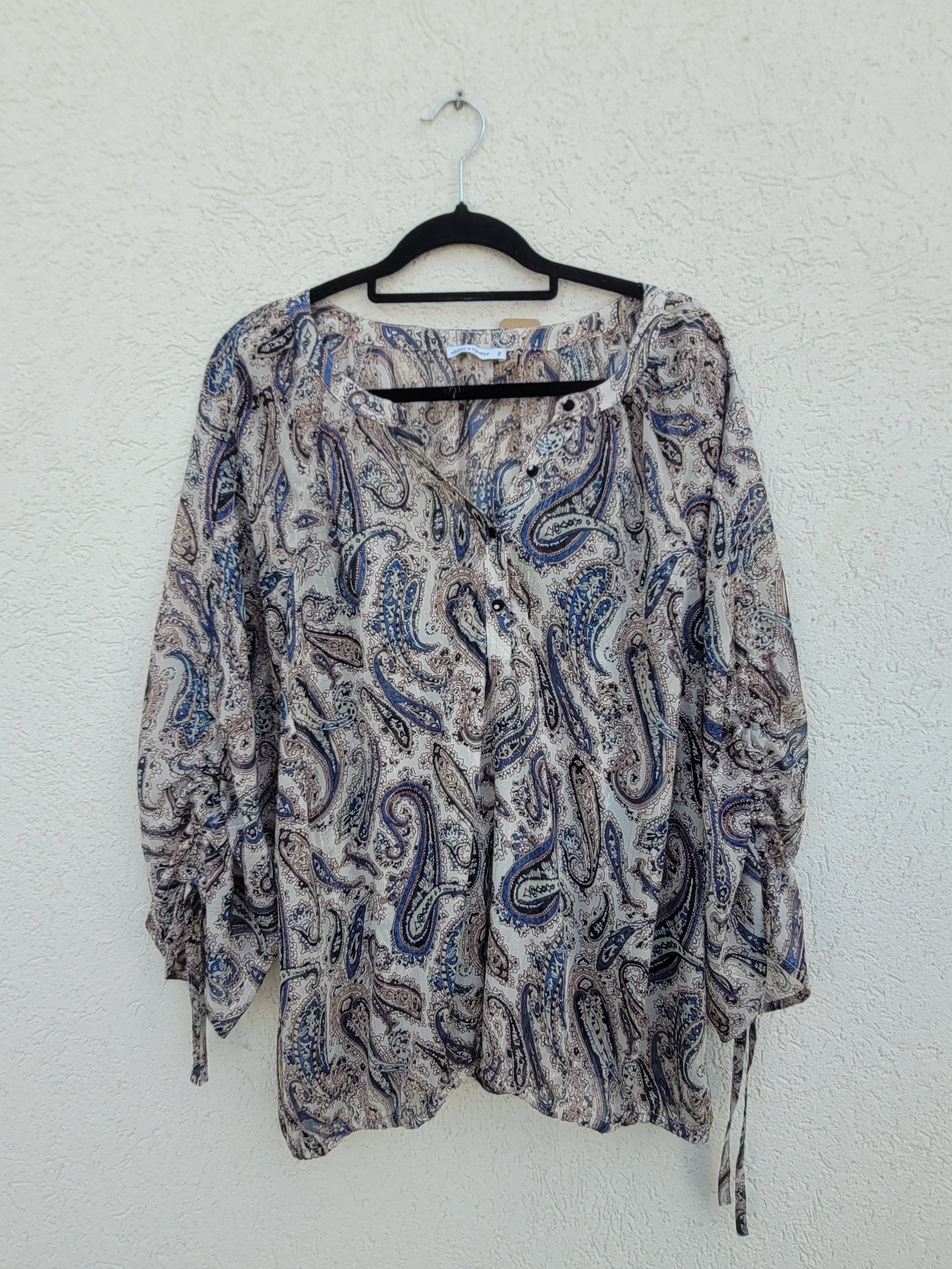 חולצה בהירה עם פסי זהב