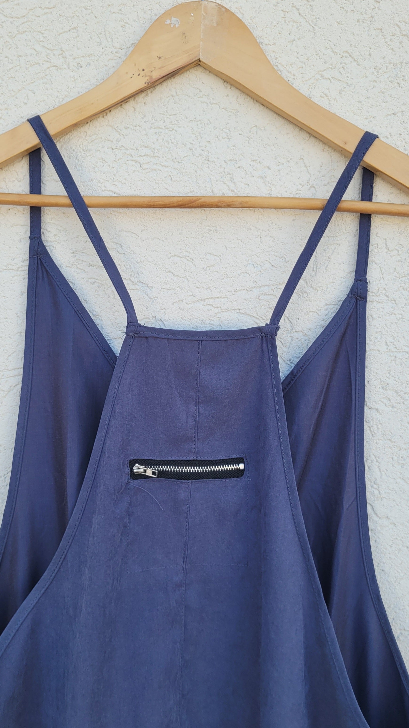 אוברול בגזרת שקי כחול מבד עם מגע משי