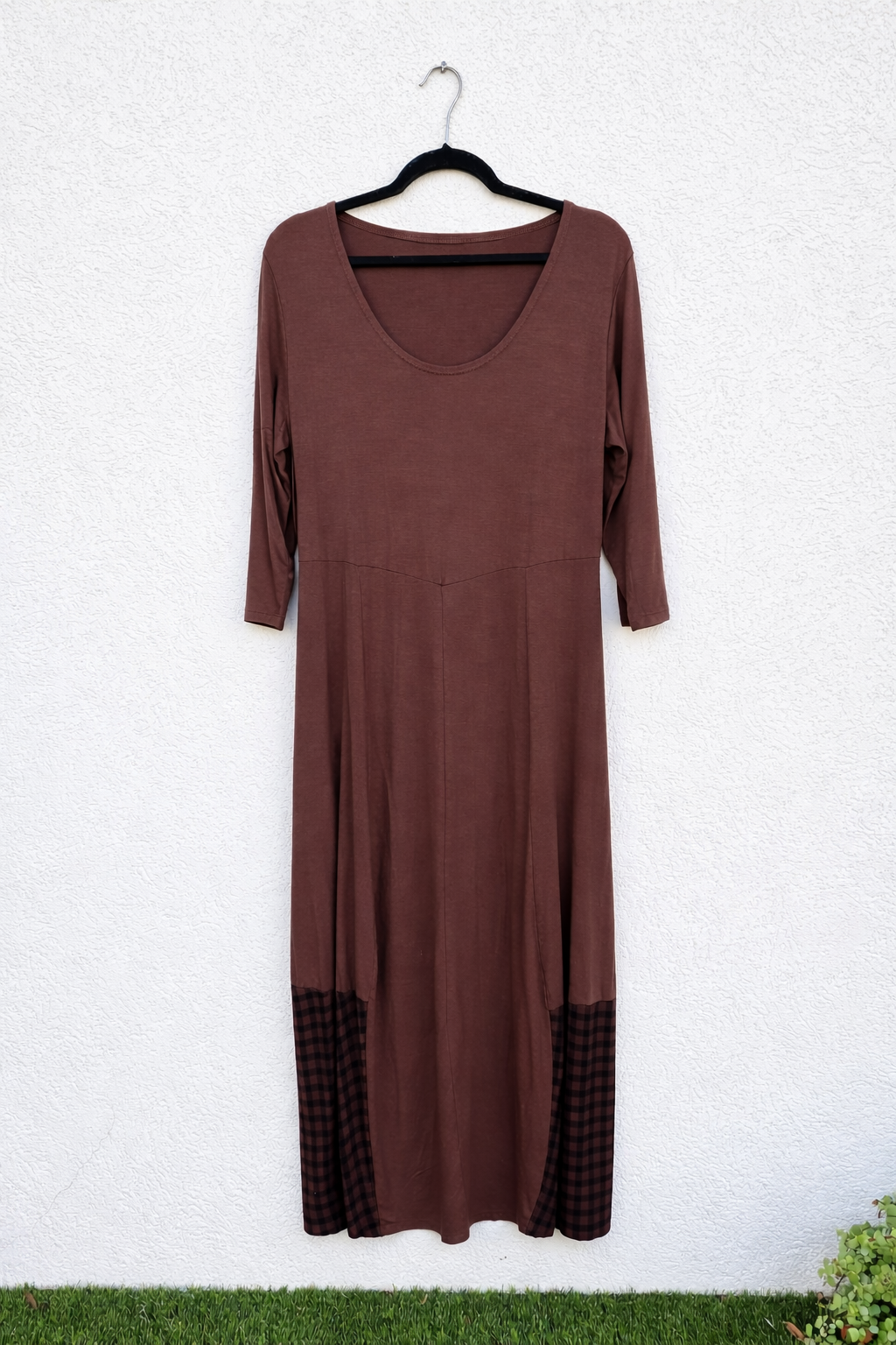 שמלה חומה עם ריבועים שחורים