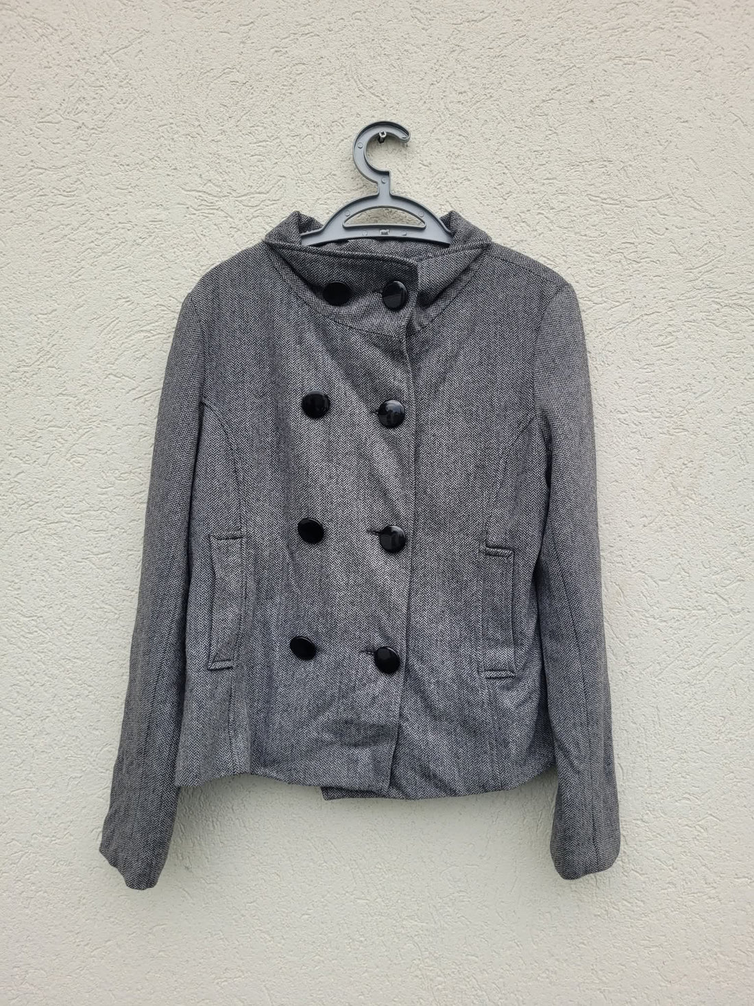 זקט שחור ולבן עם כיסים