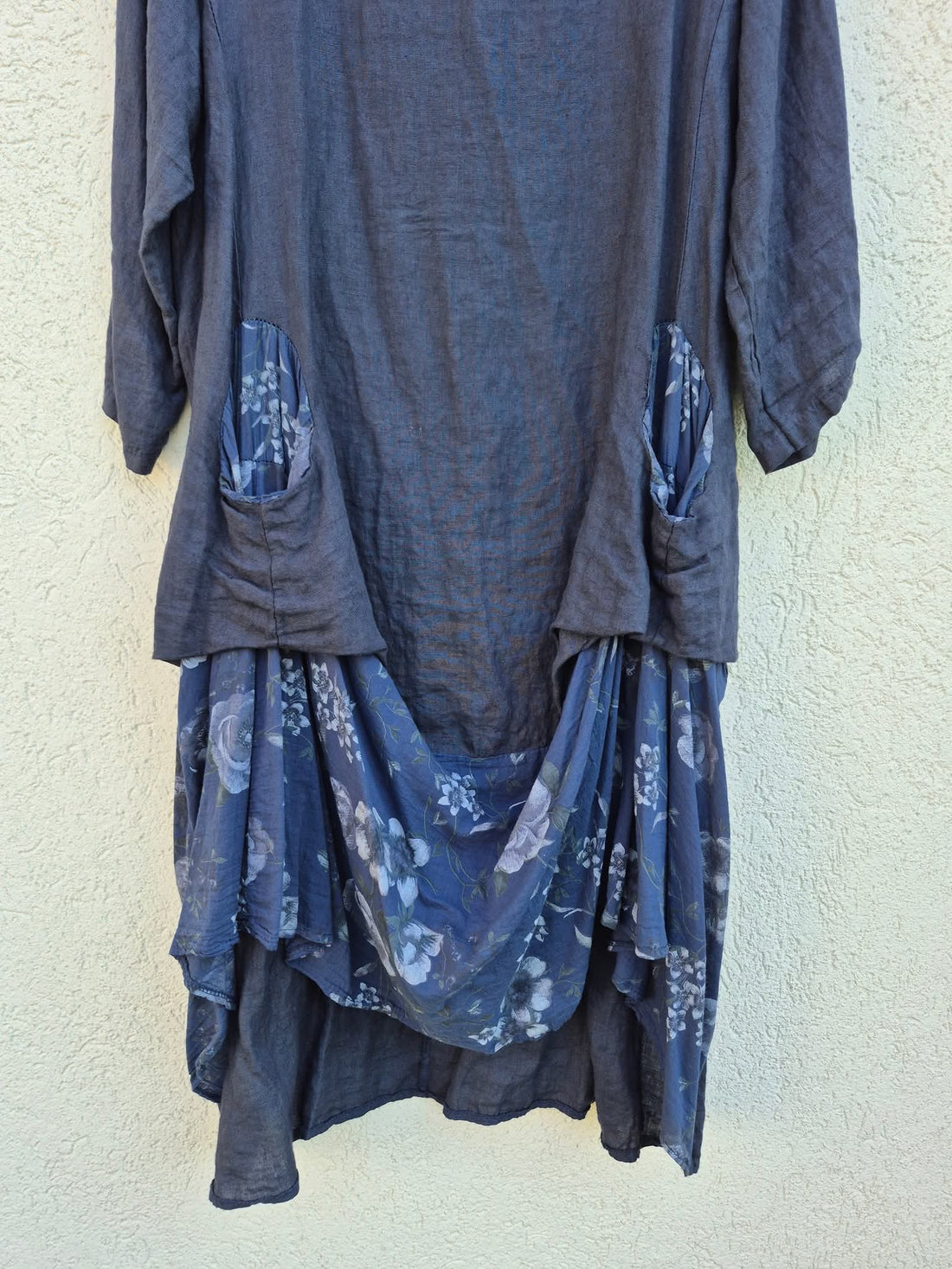 טוניקת פשתן כחולה בשילוב פרחוני