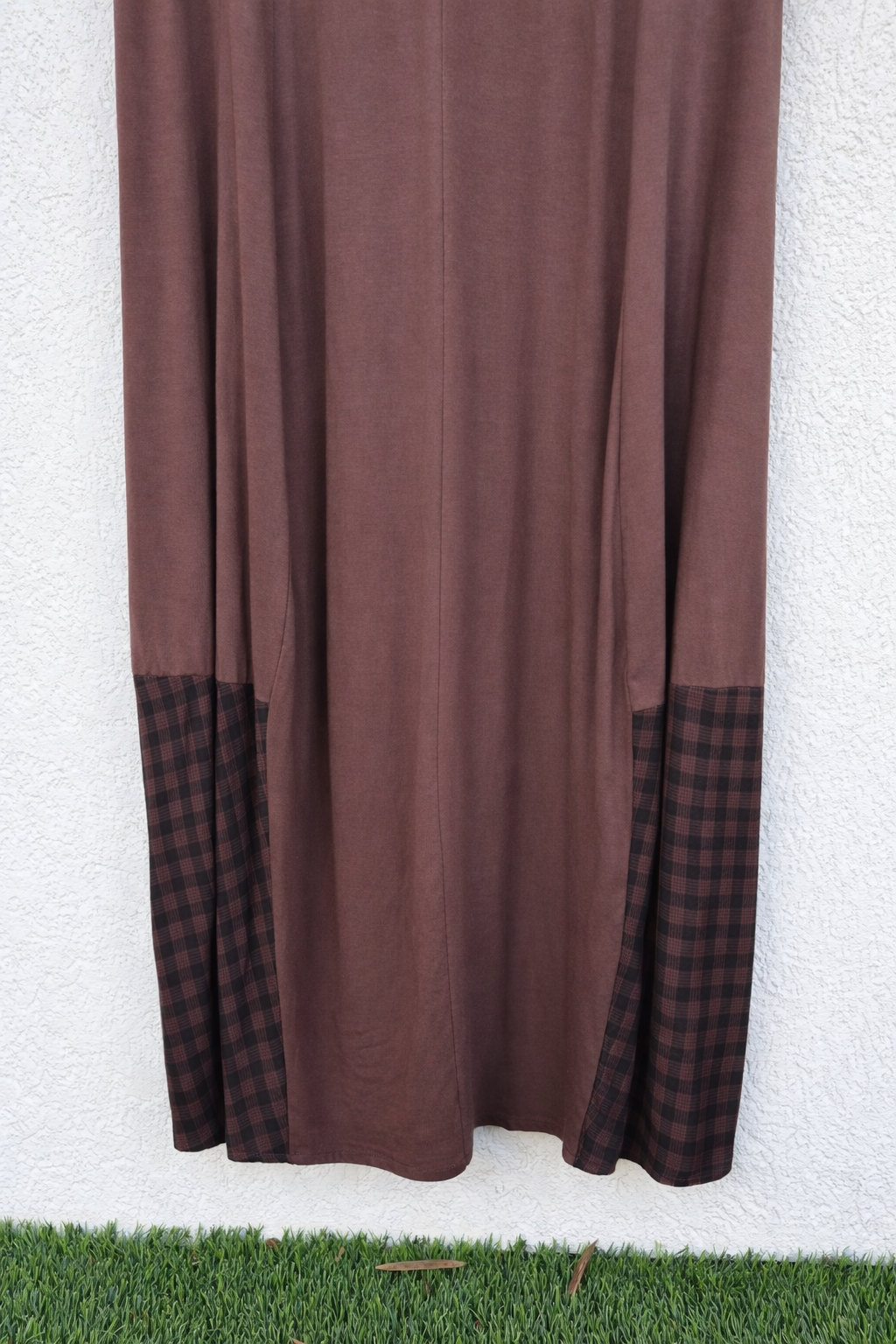 שמלה חומה עם ריבועים שחורים