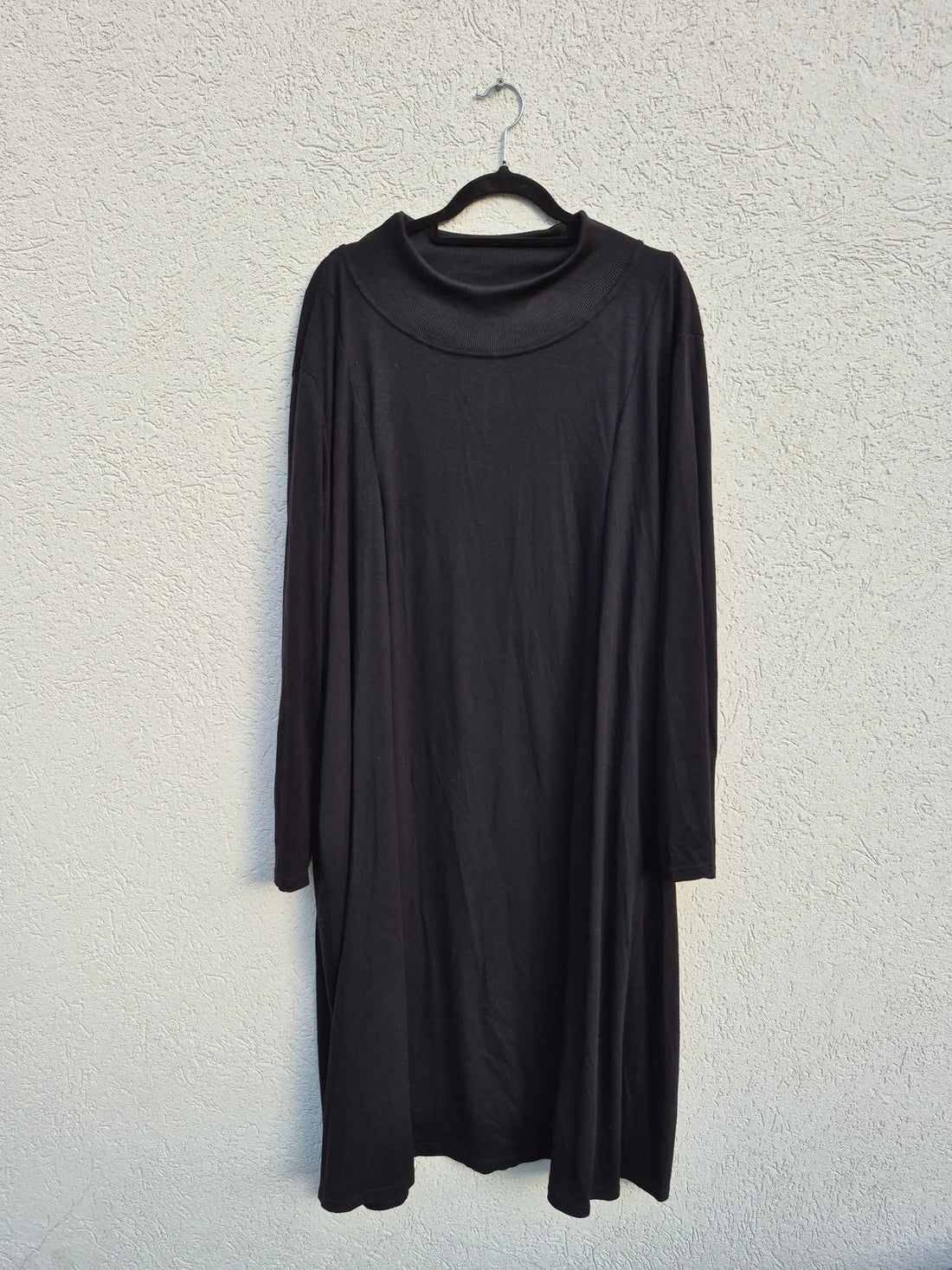 שמלת סריג שחורה מקסי גולף קטן