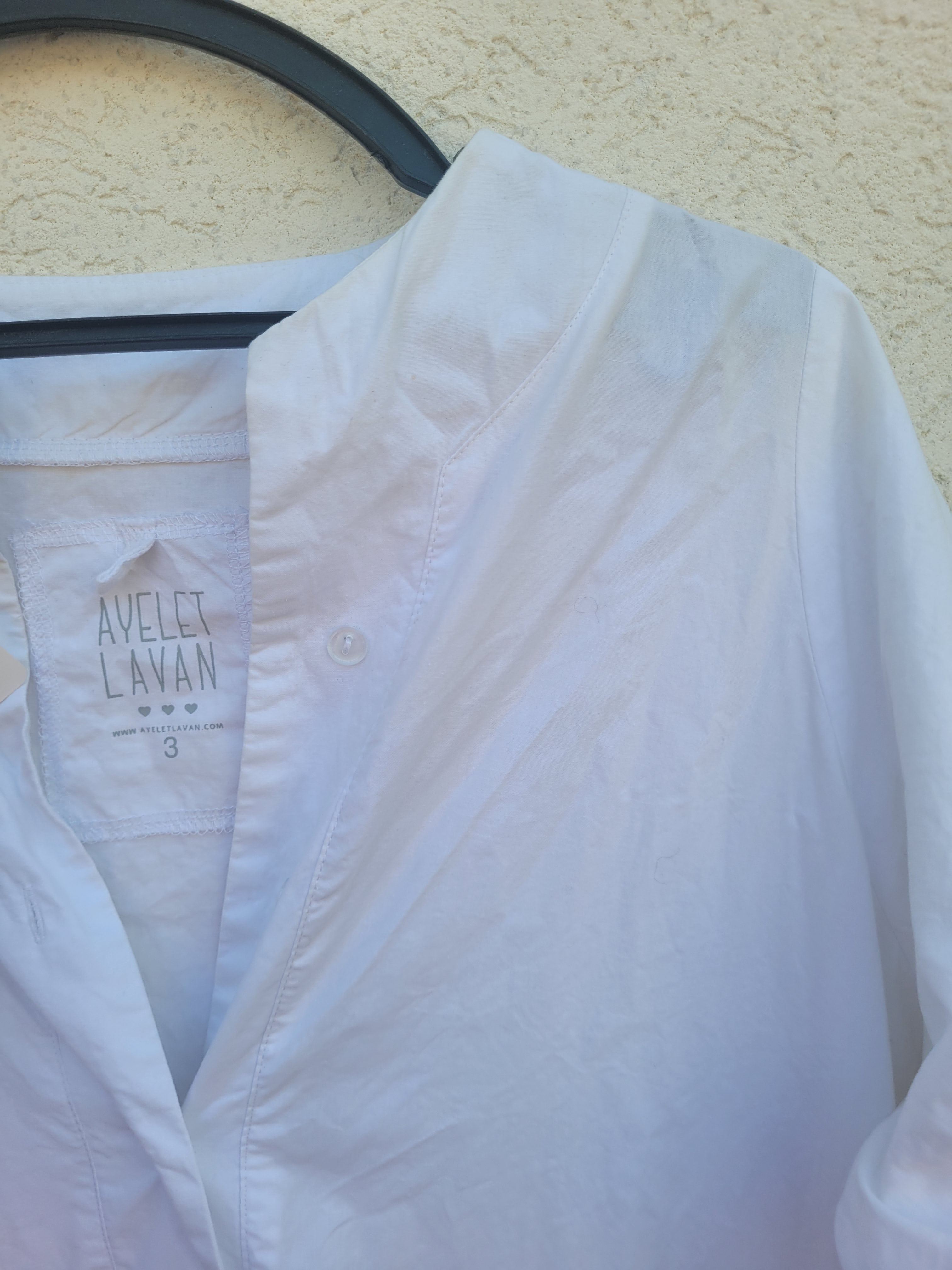 שמלה לבנה מכופתרת