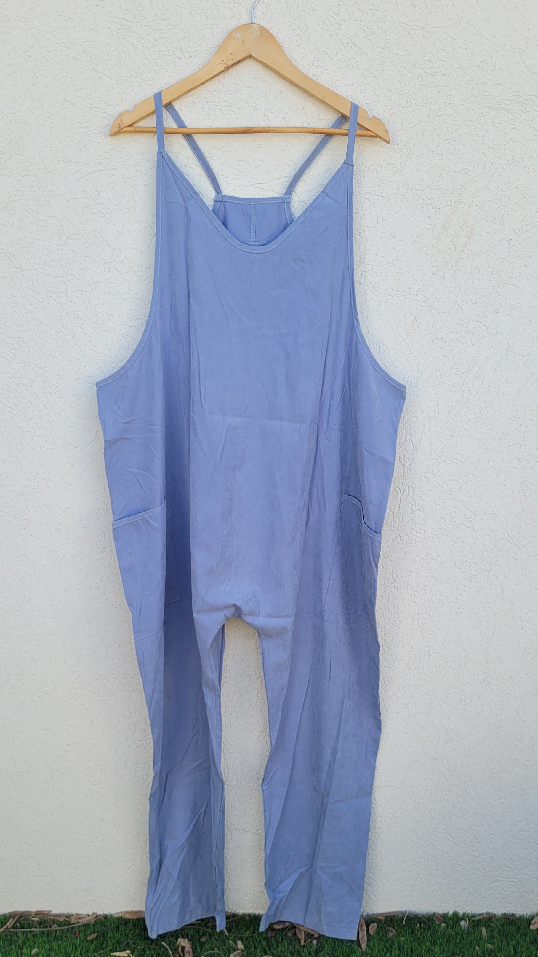 אוברול בגזרת שקי תכלת מבד עם מגע משי