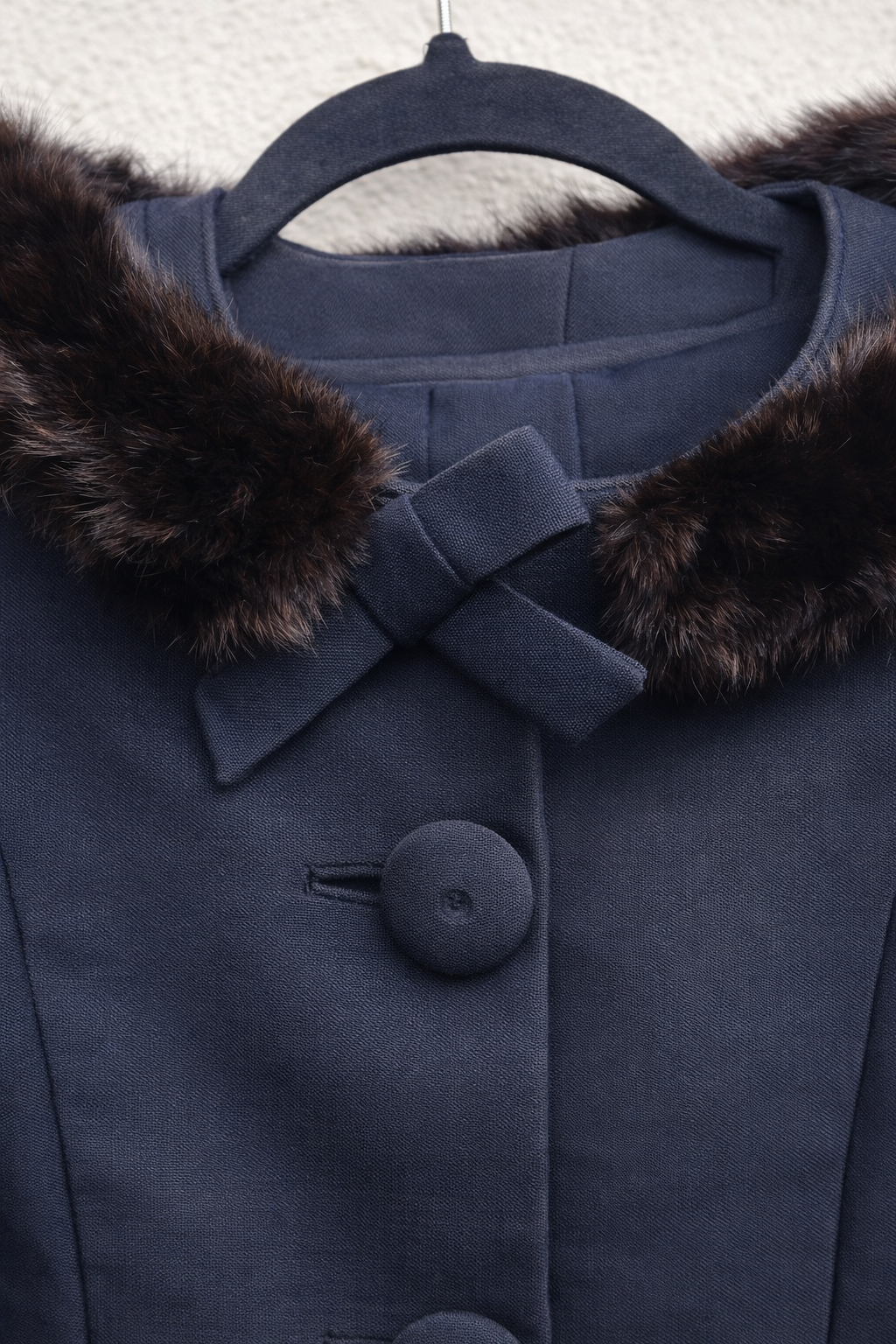 טופ שחור חורפי עם פרווה ופפיון