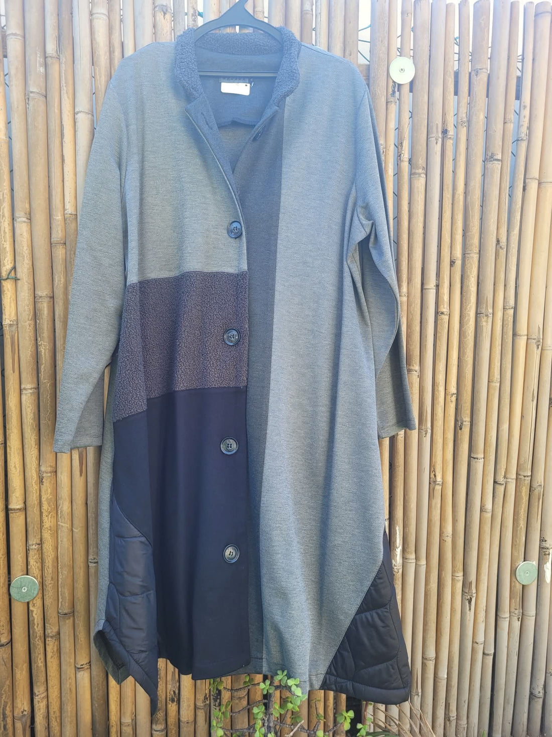 עליונית ארוכה מכופתרת בגווני אפור